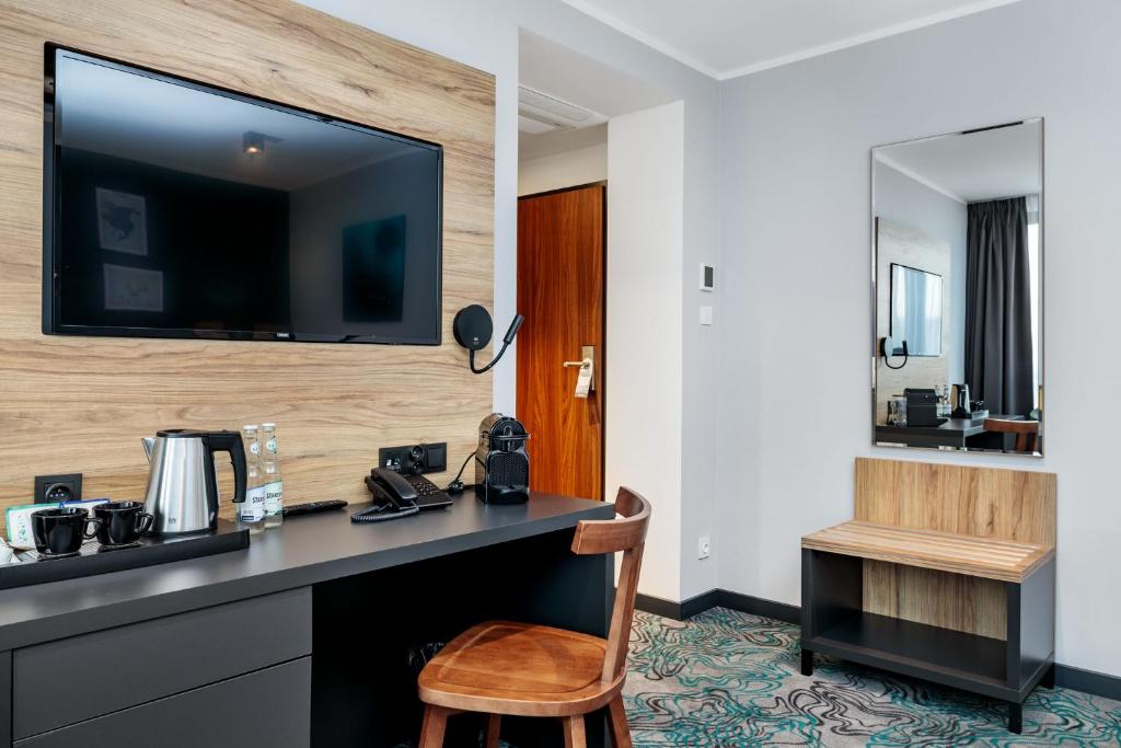 Double Single Executive Queen Bed