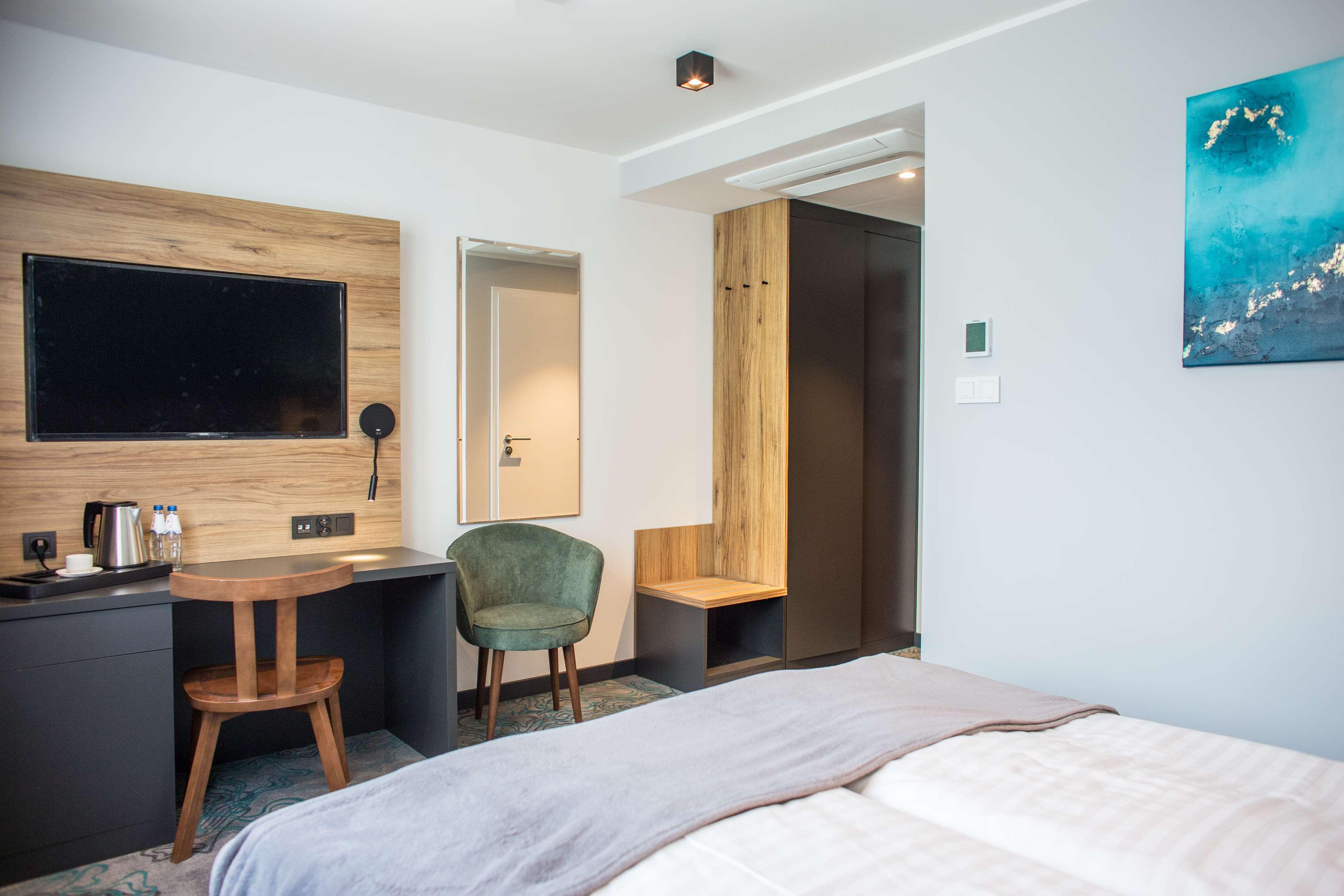 Double Executive Queen Bed