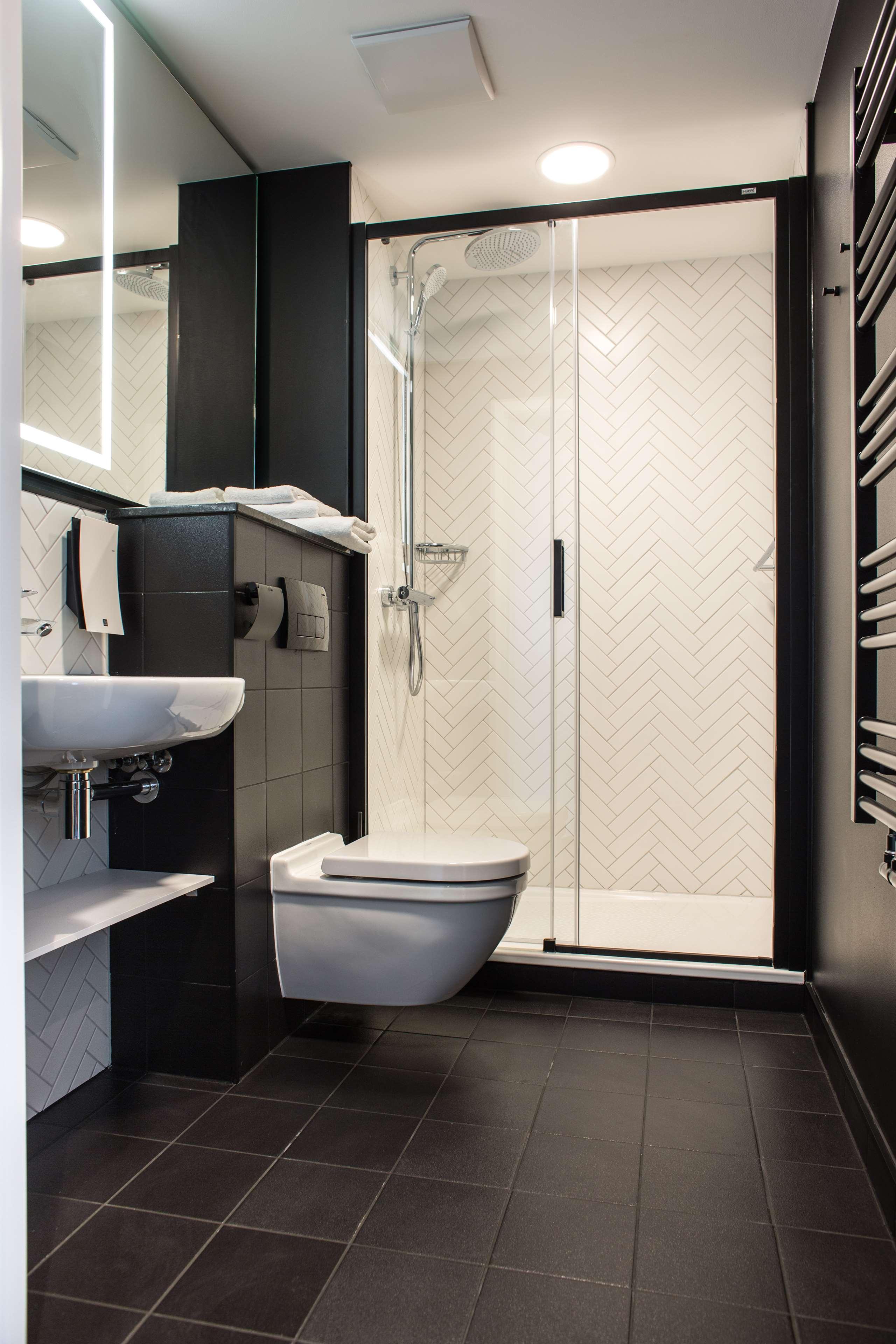 Double Executive Queen Bed