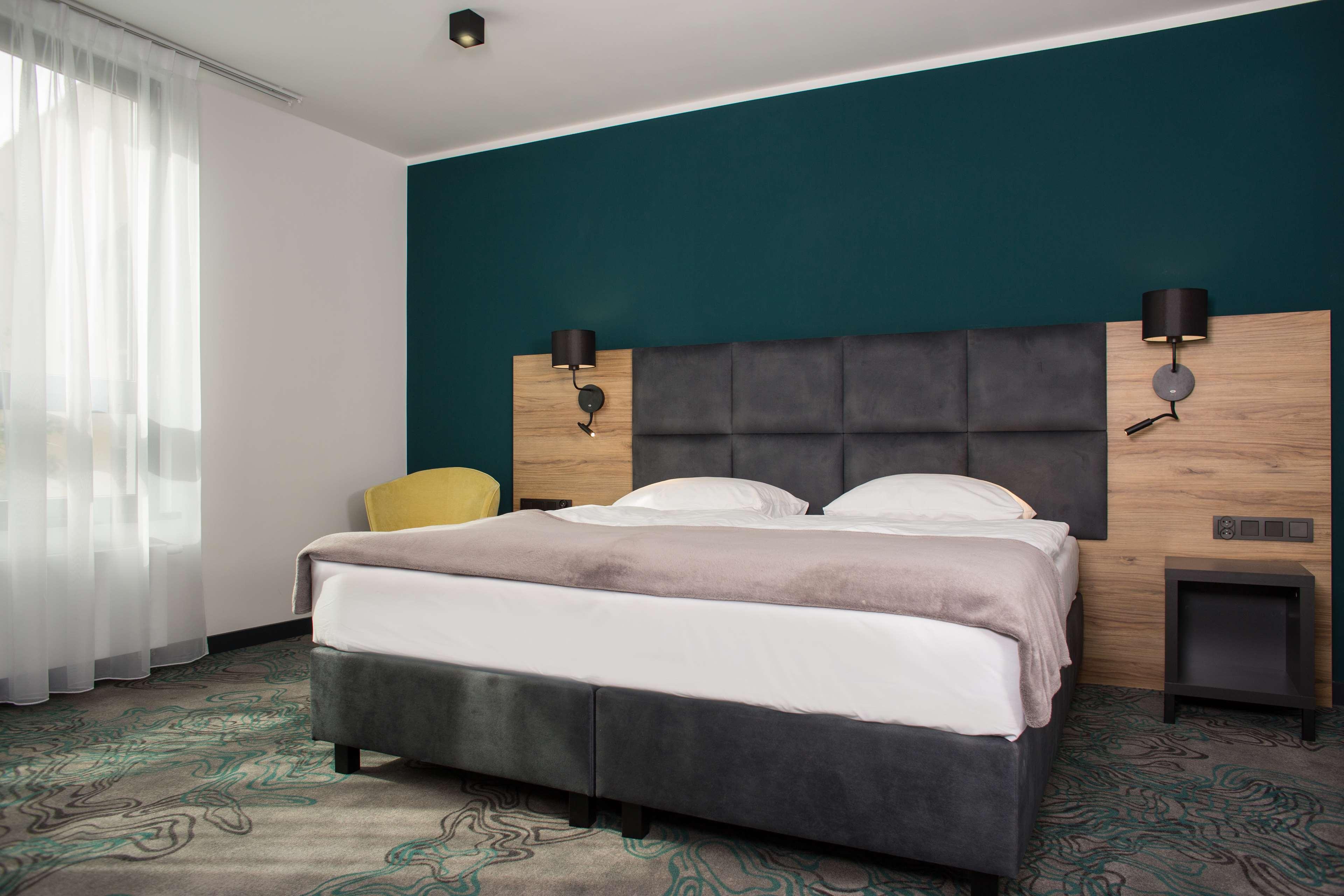 Double Executive Queen Bed