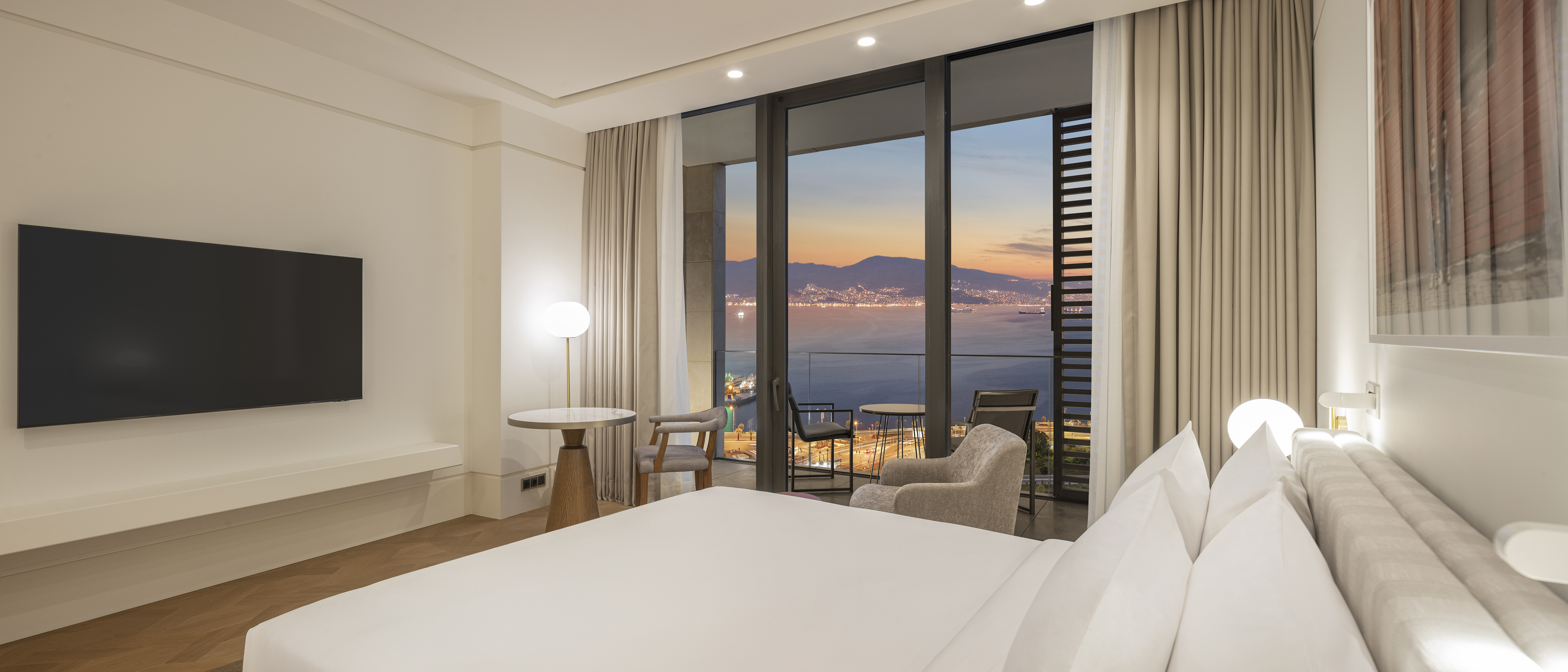 Single Deluxe King Bed