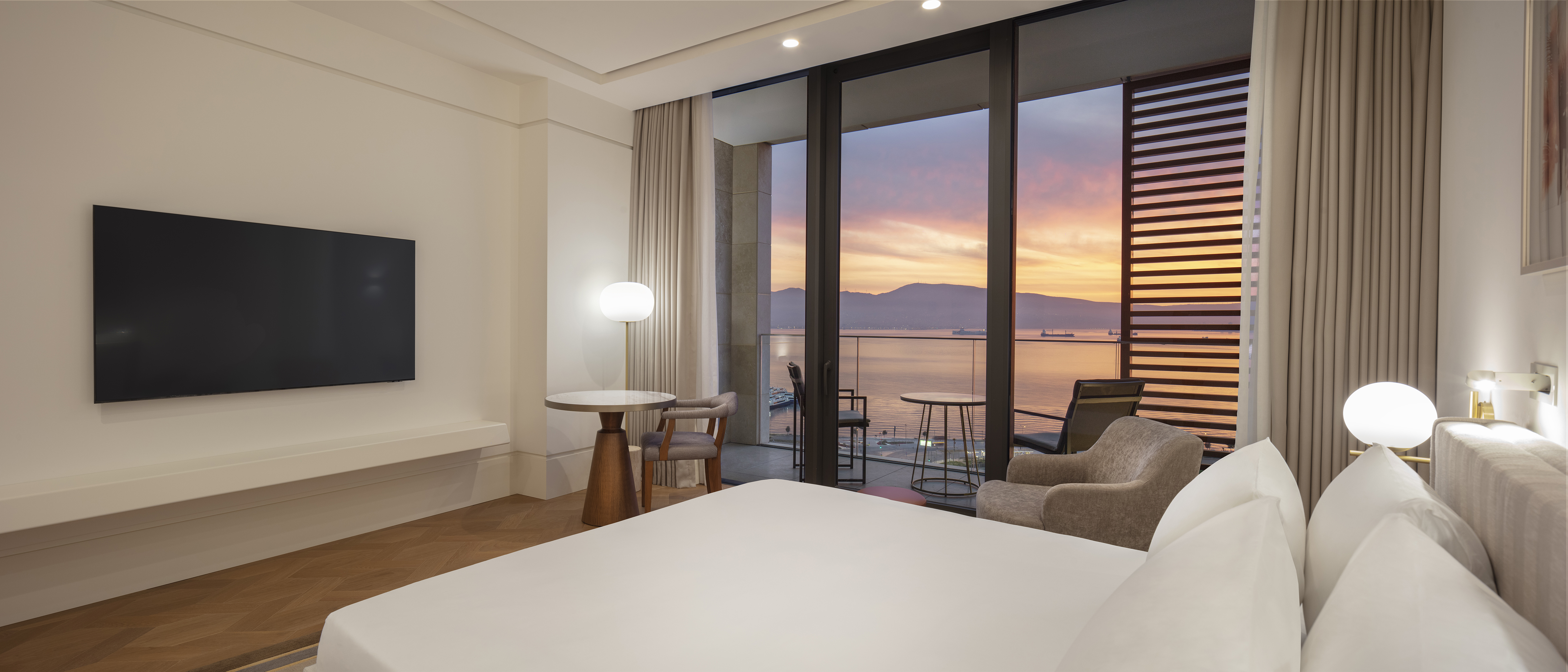 Double Deluxe King Bed