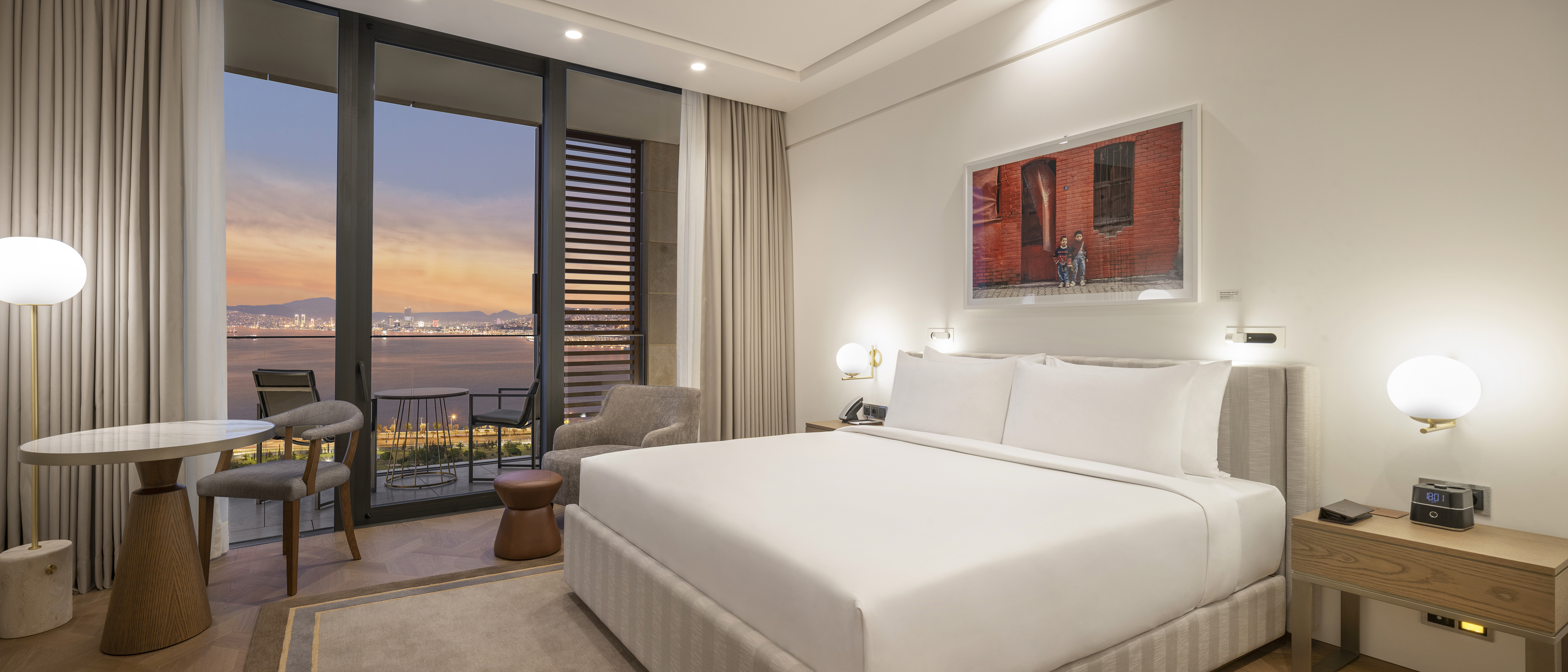 Single Deluxe King Bed