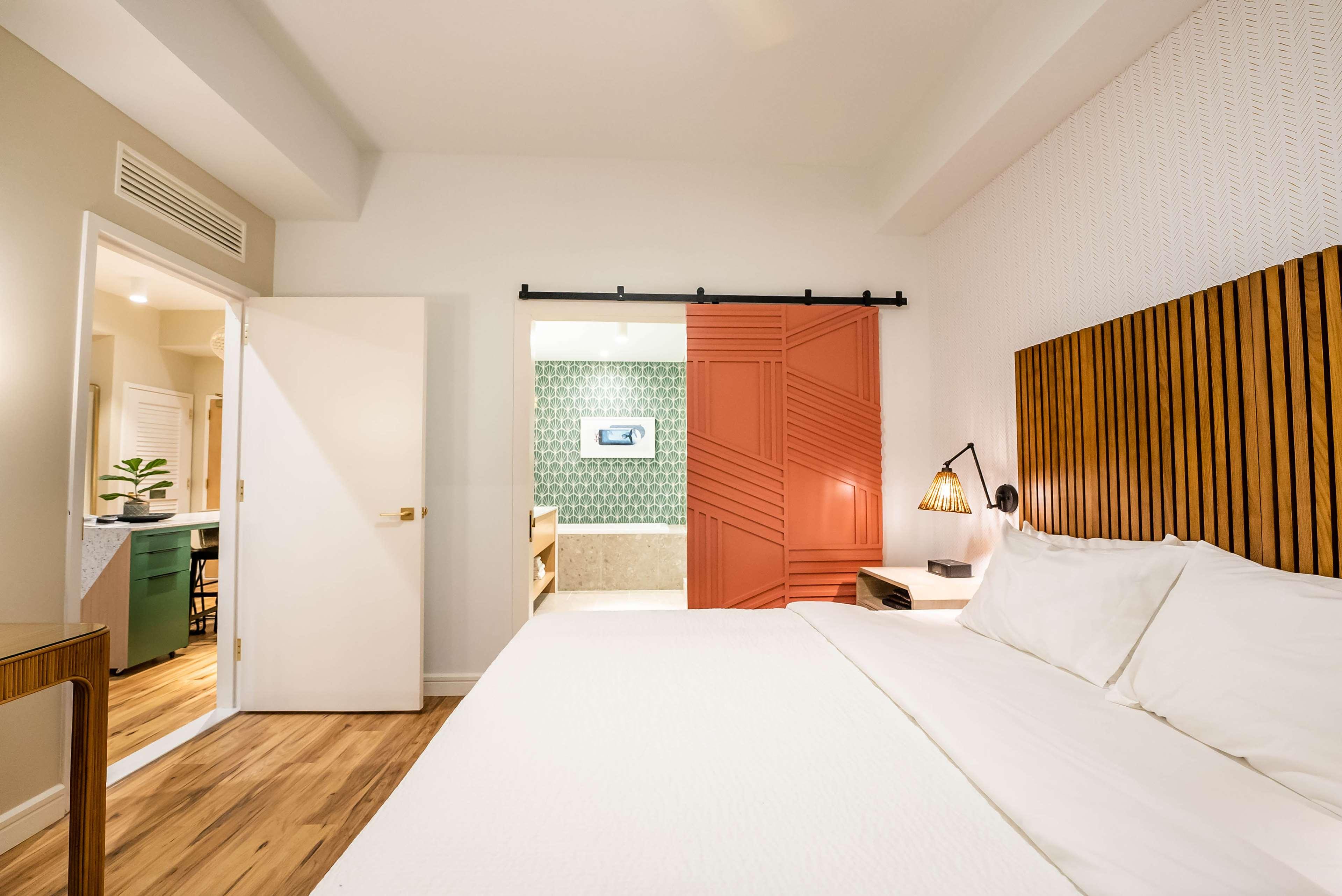 Suite Accessible King Size Bed