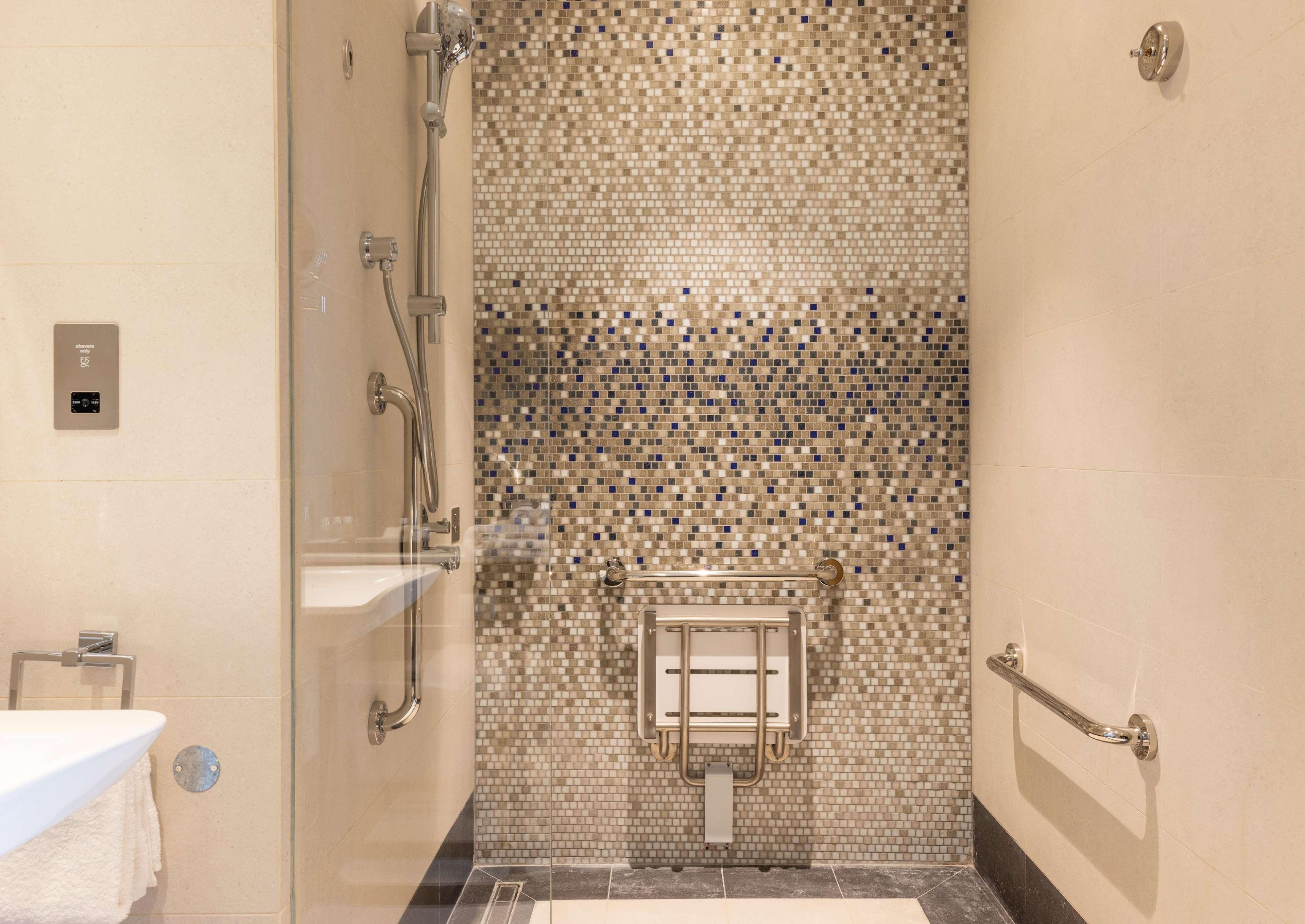 Studio Accessible King Size Bed