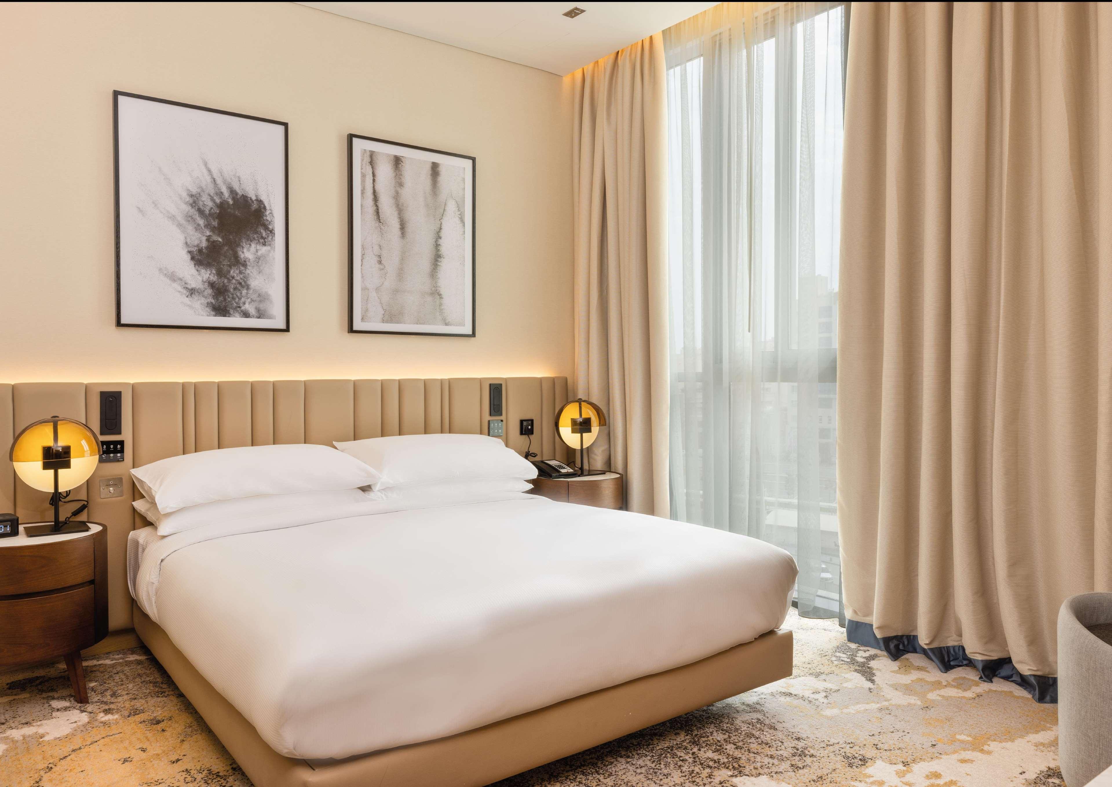 Studio Accessible King Size Bed