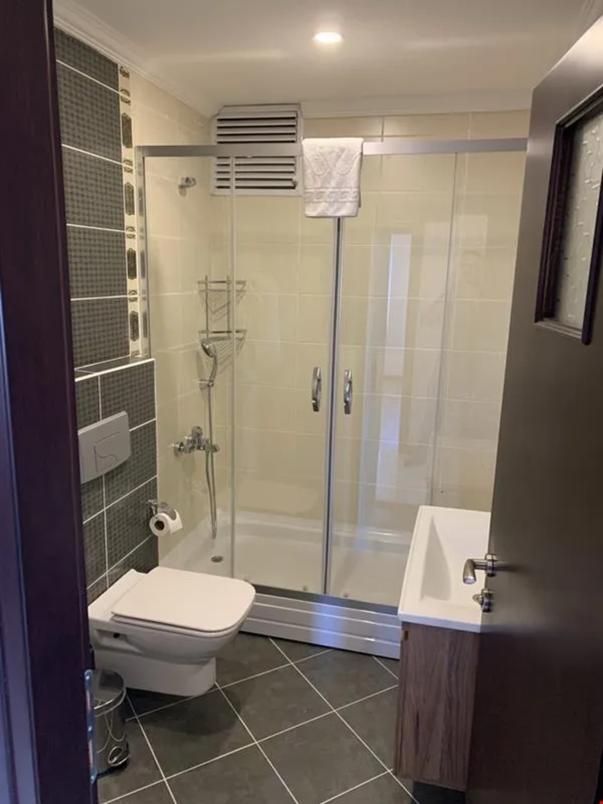 Apartment Three Bedrooms One Bathroom