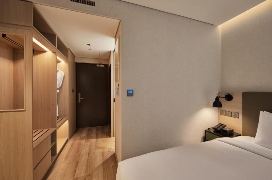 Double Deluxe King Bed