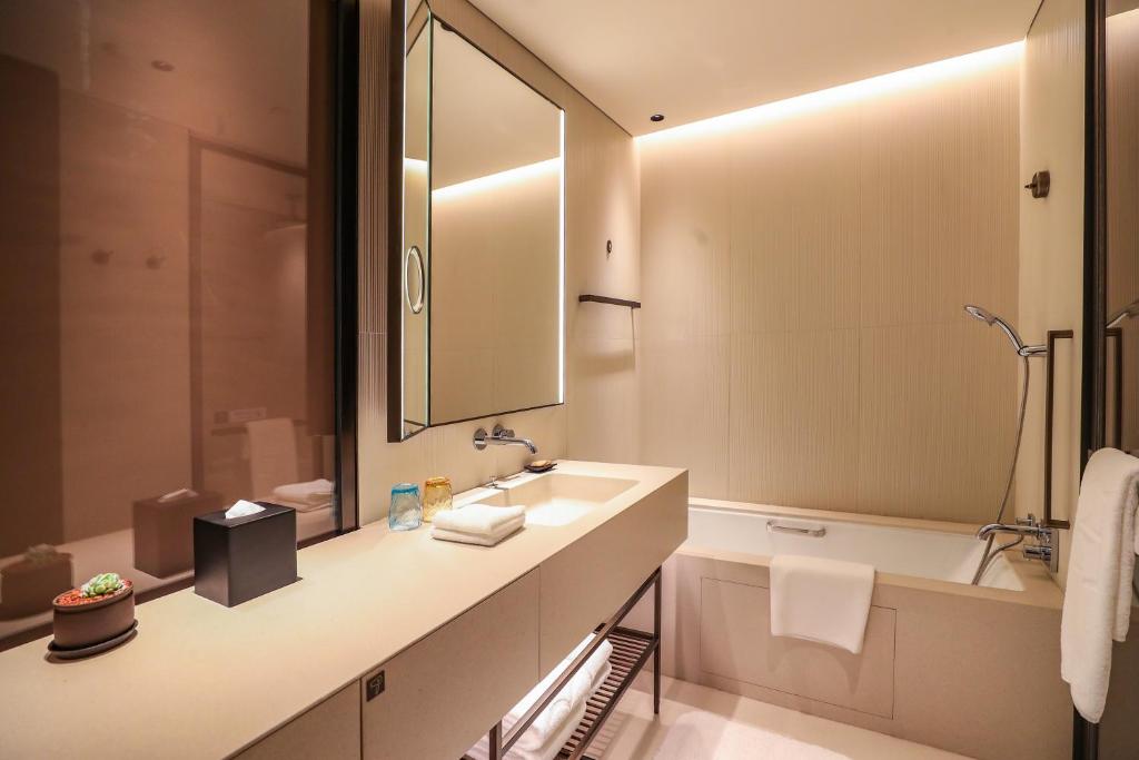 Double Deluxe King Bed