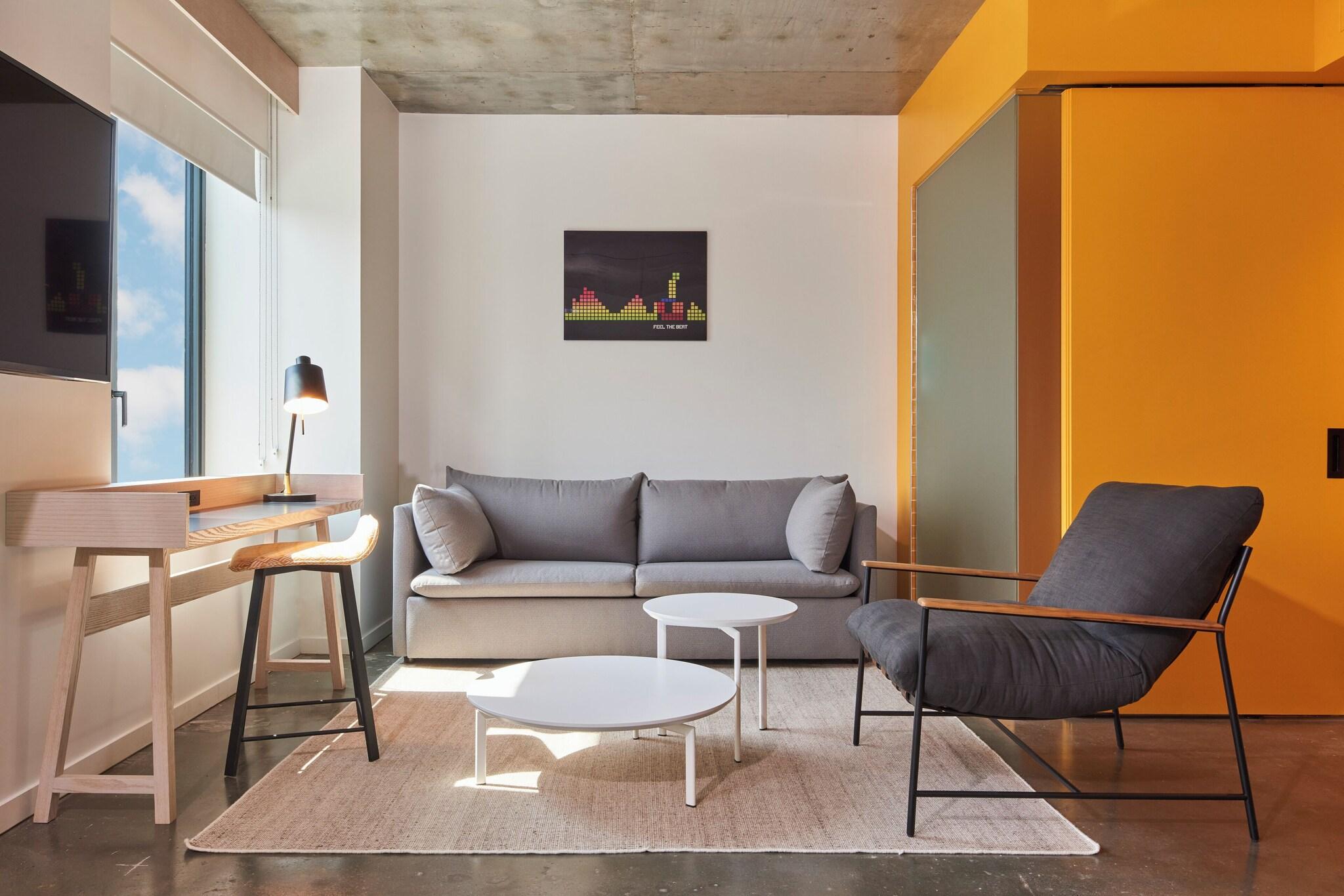 Suite Accessible King Size Bed