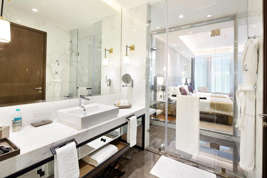 Double Club King Bed