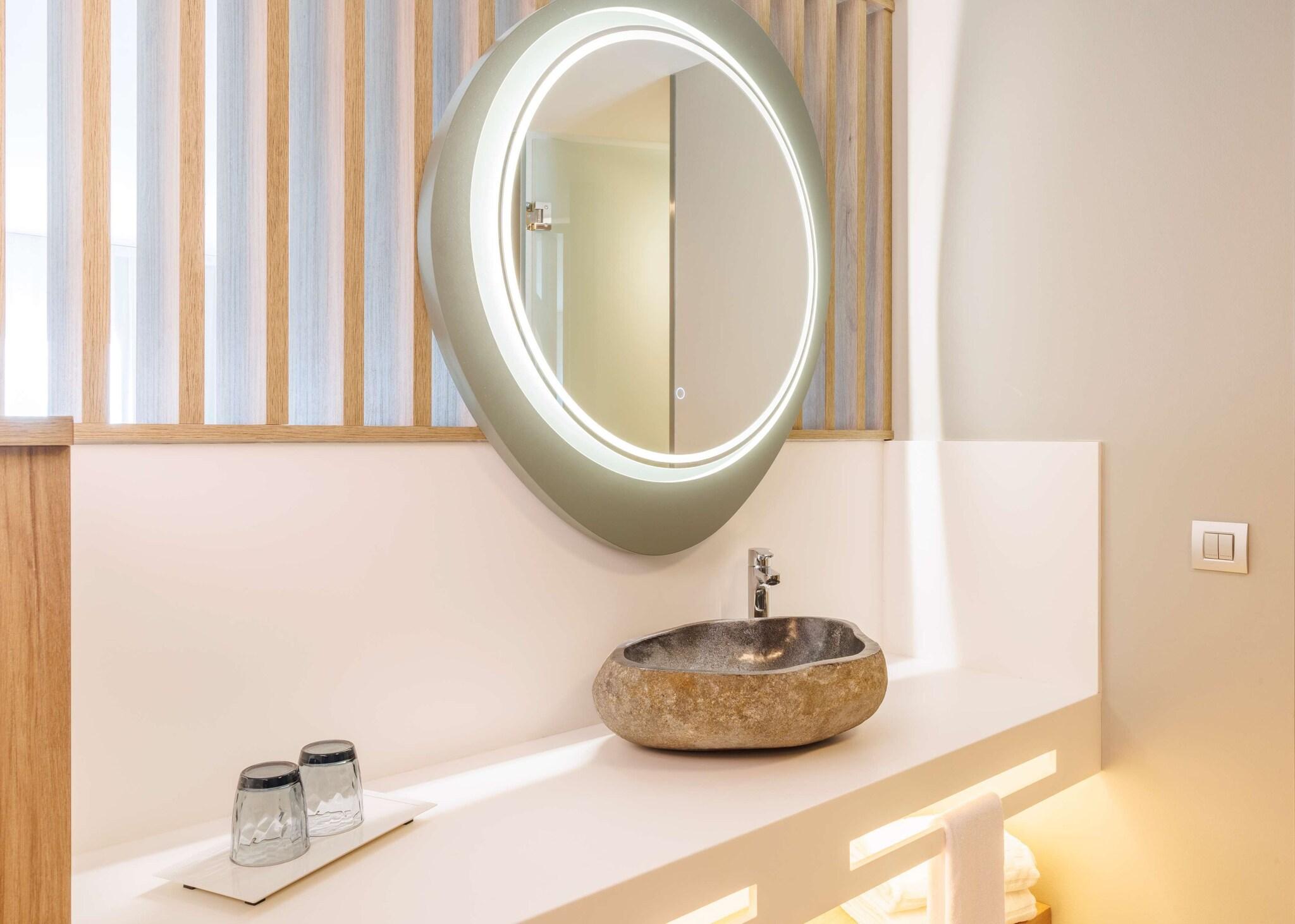 Junior Suite Ocean Front King Bed