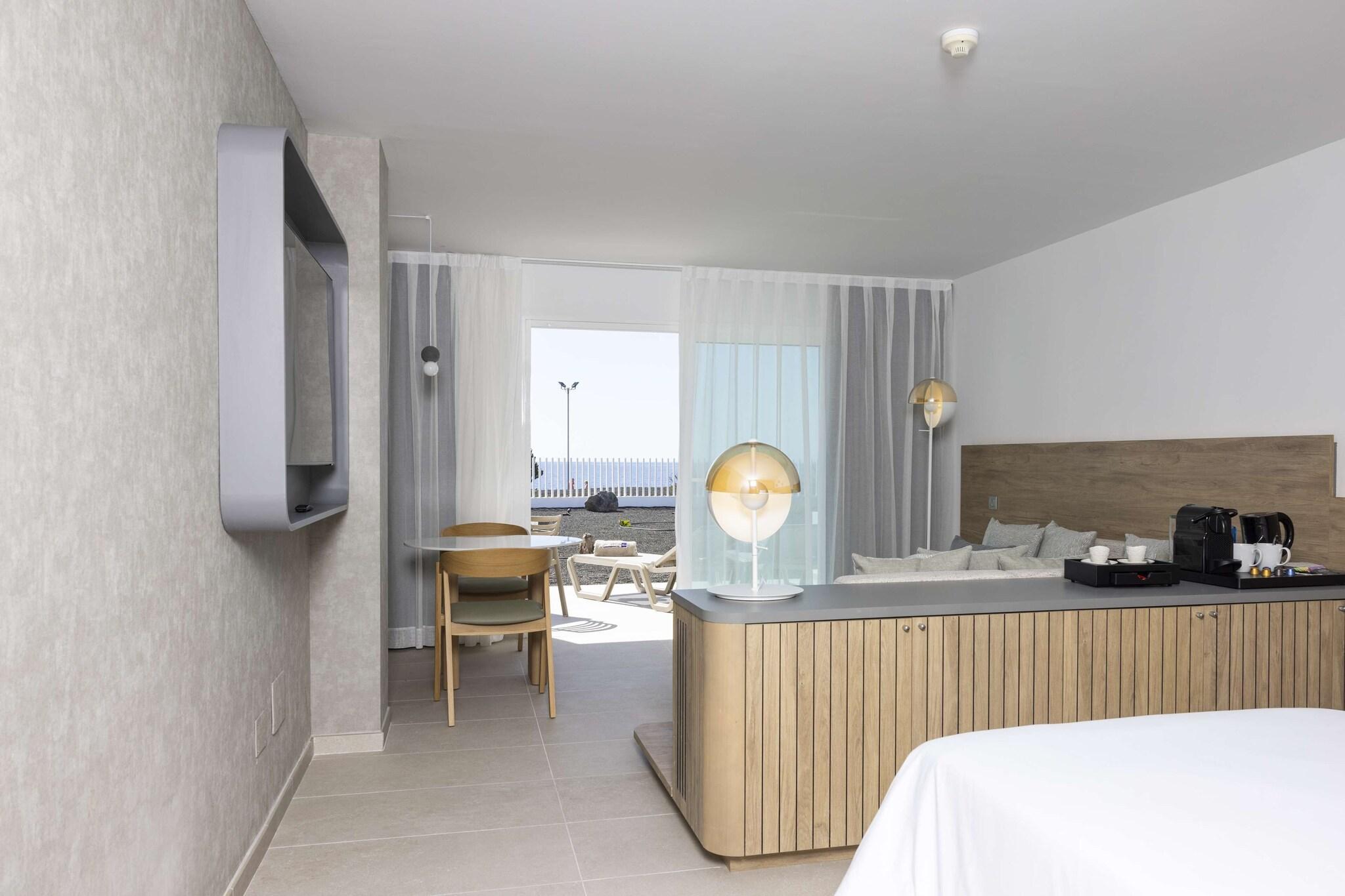 Junior Suite Ocean Front King Bed