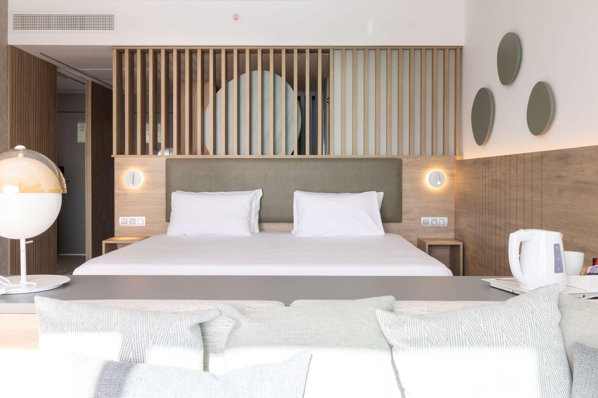 Junior Suite Ocean Front King Bed