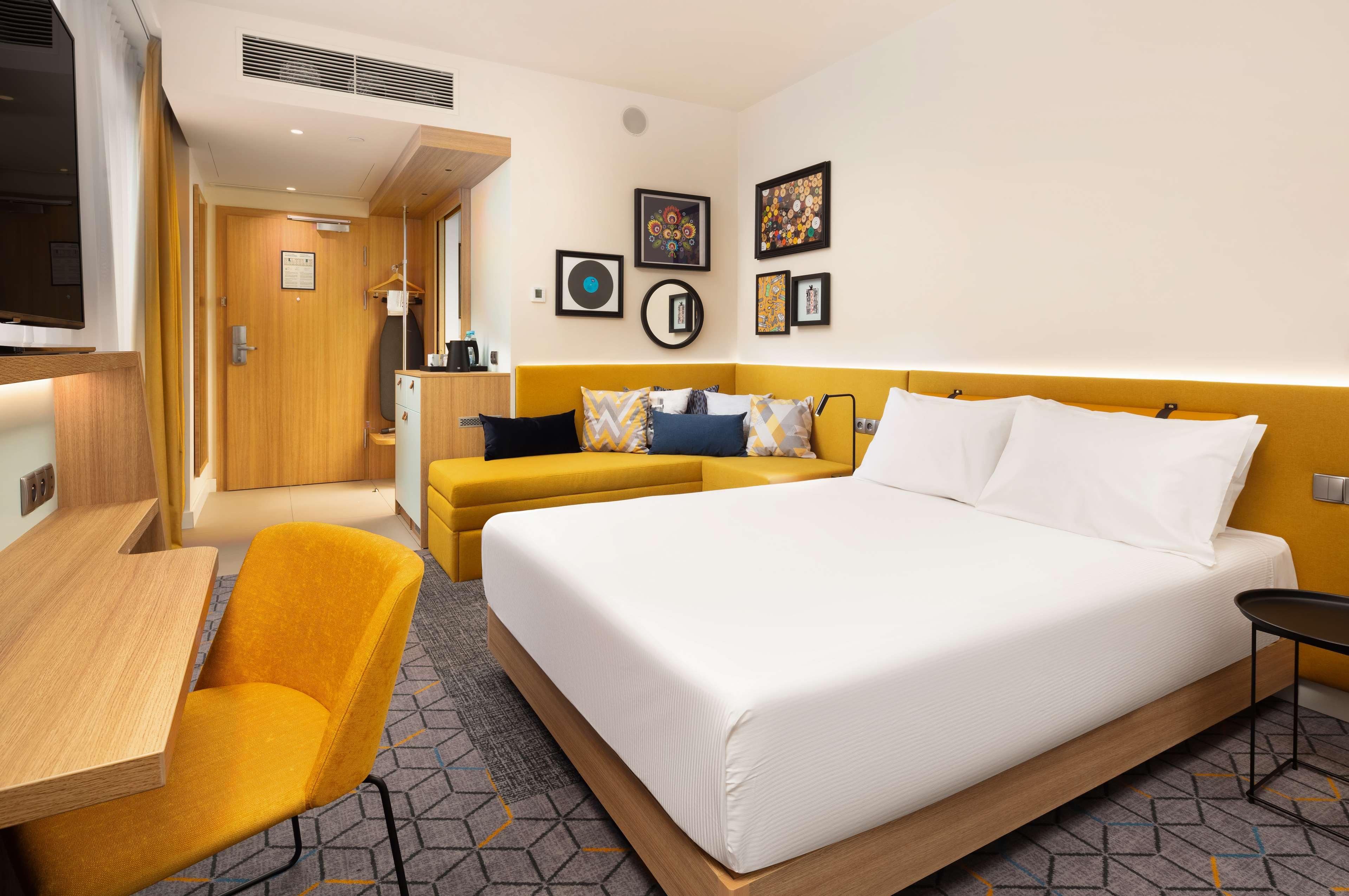 Double City View Queen Bed