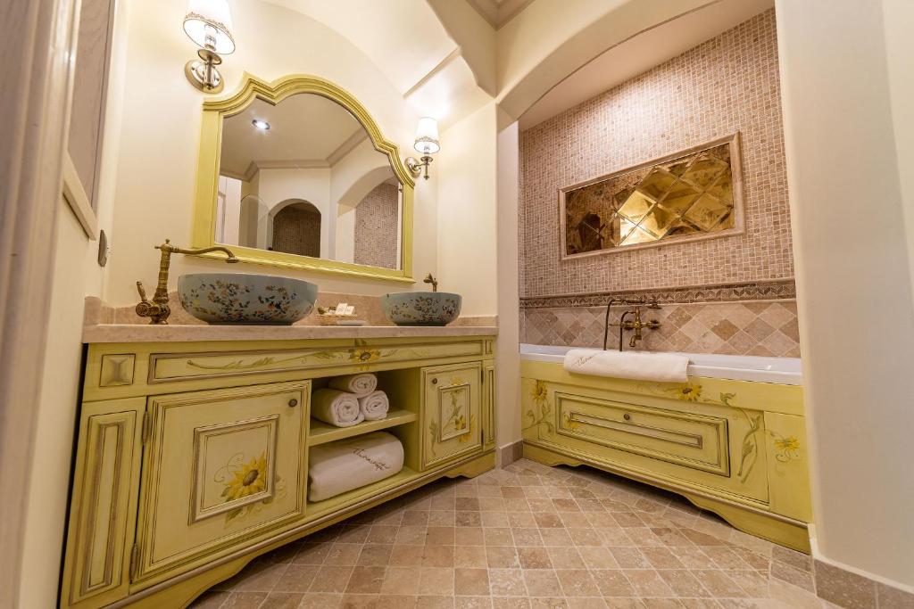 Junior Suite Deluxe Queen Bed