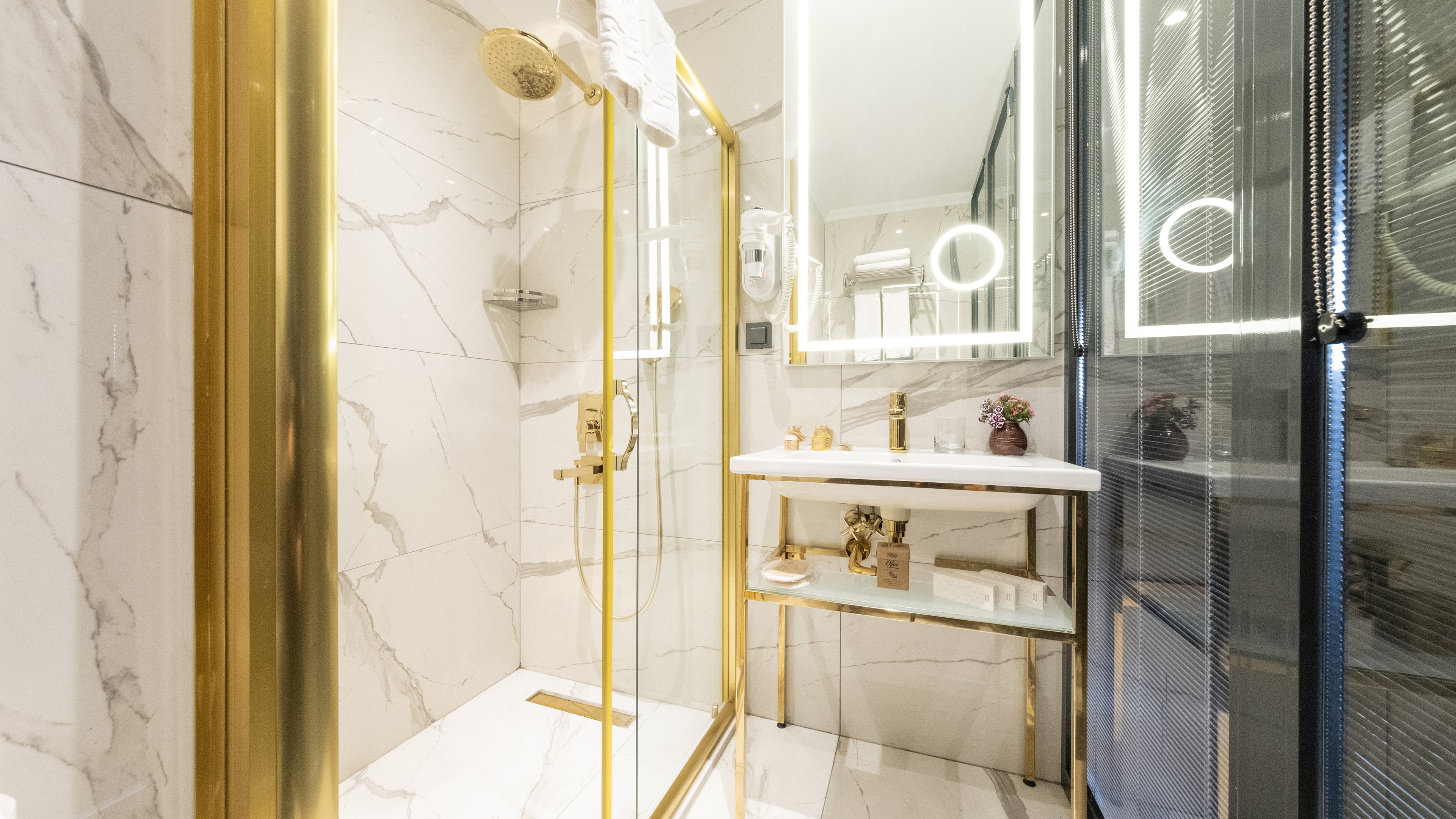 Double Deluxe Queen Bed