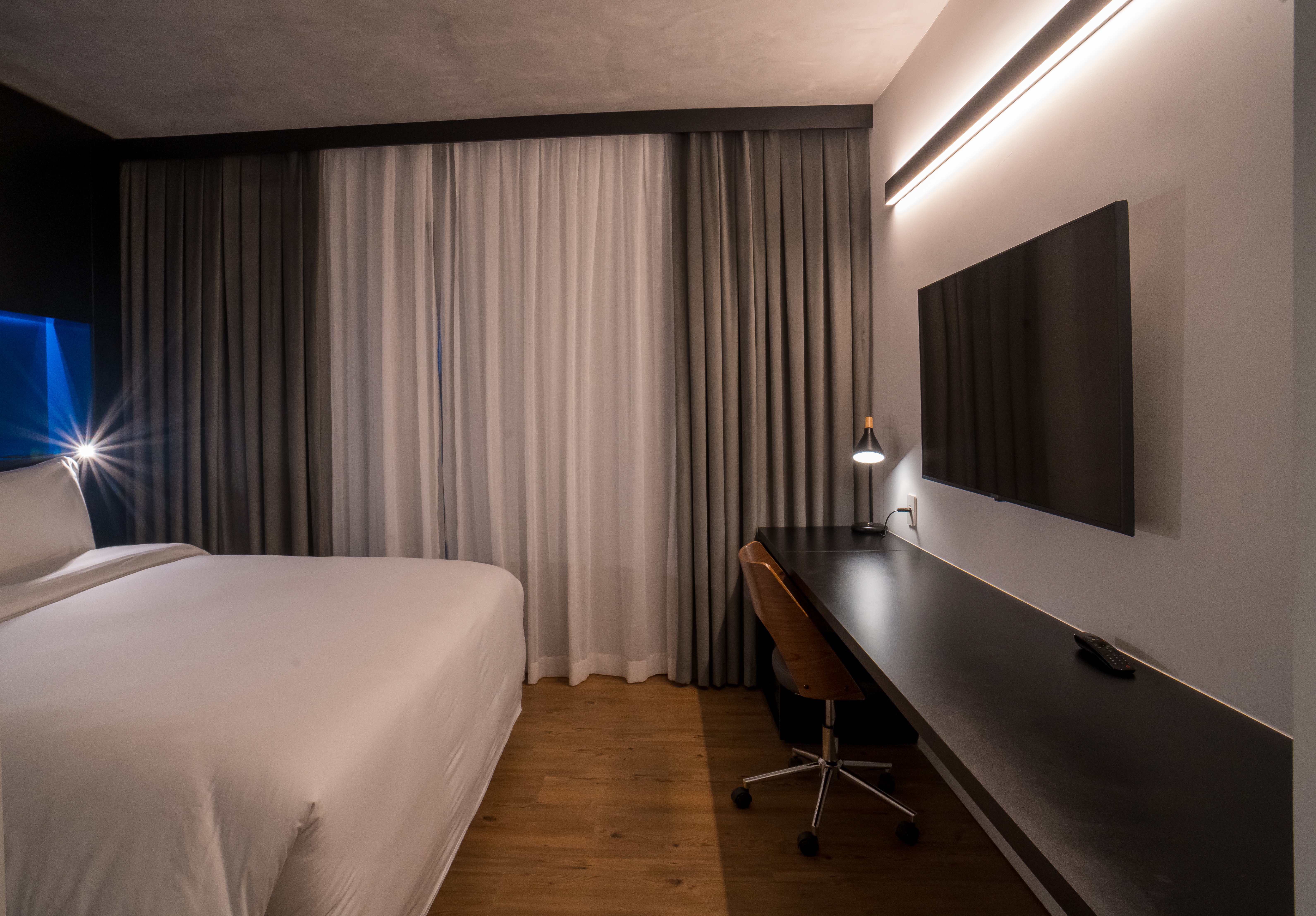 Double Business Queen Bed