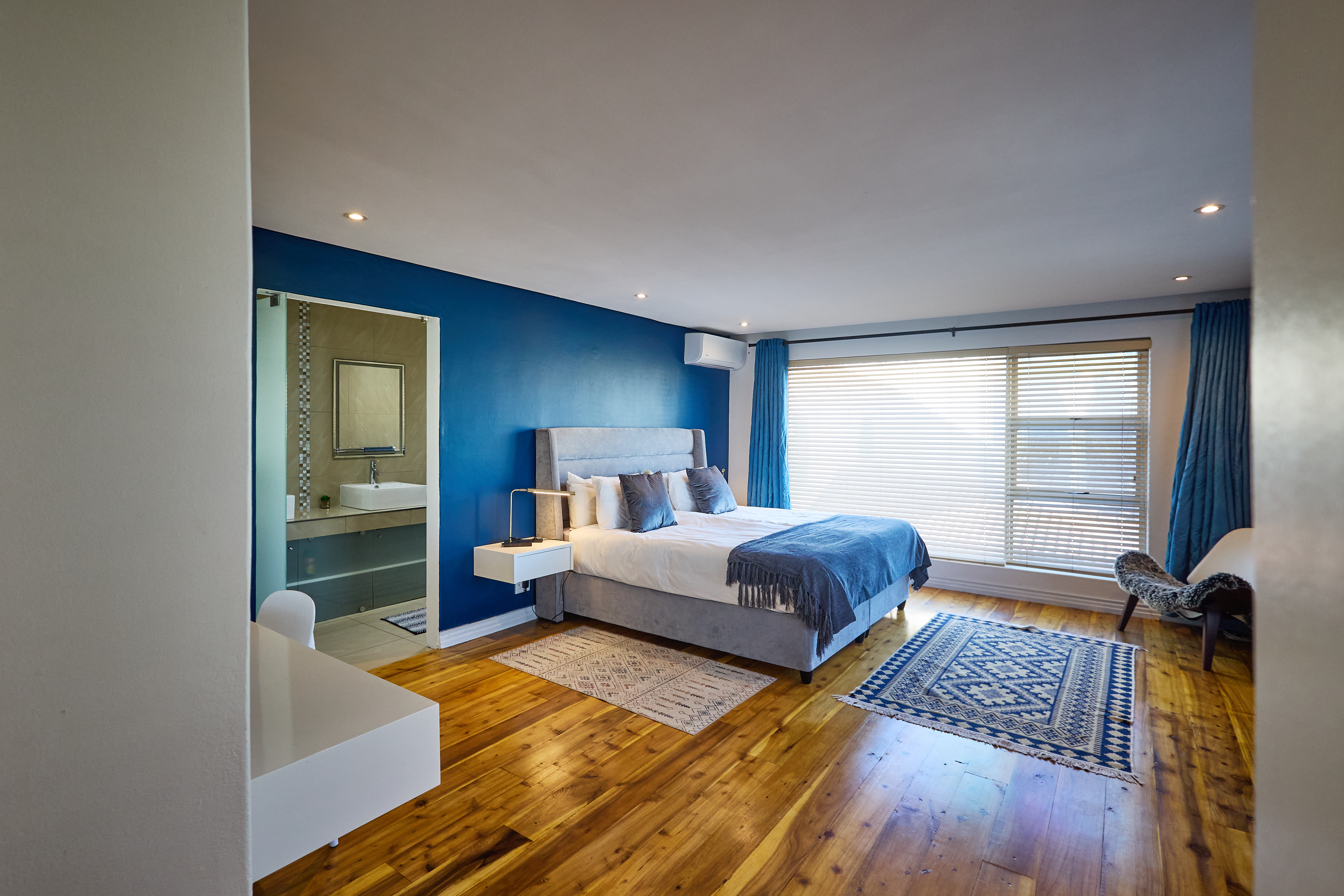 Double or Twin King Bed One Bedroom 