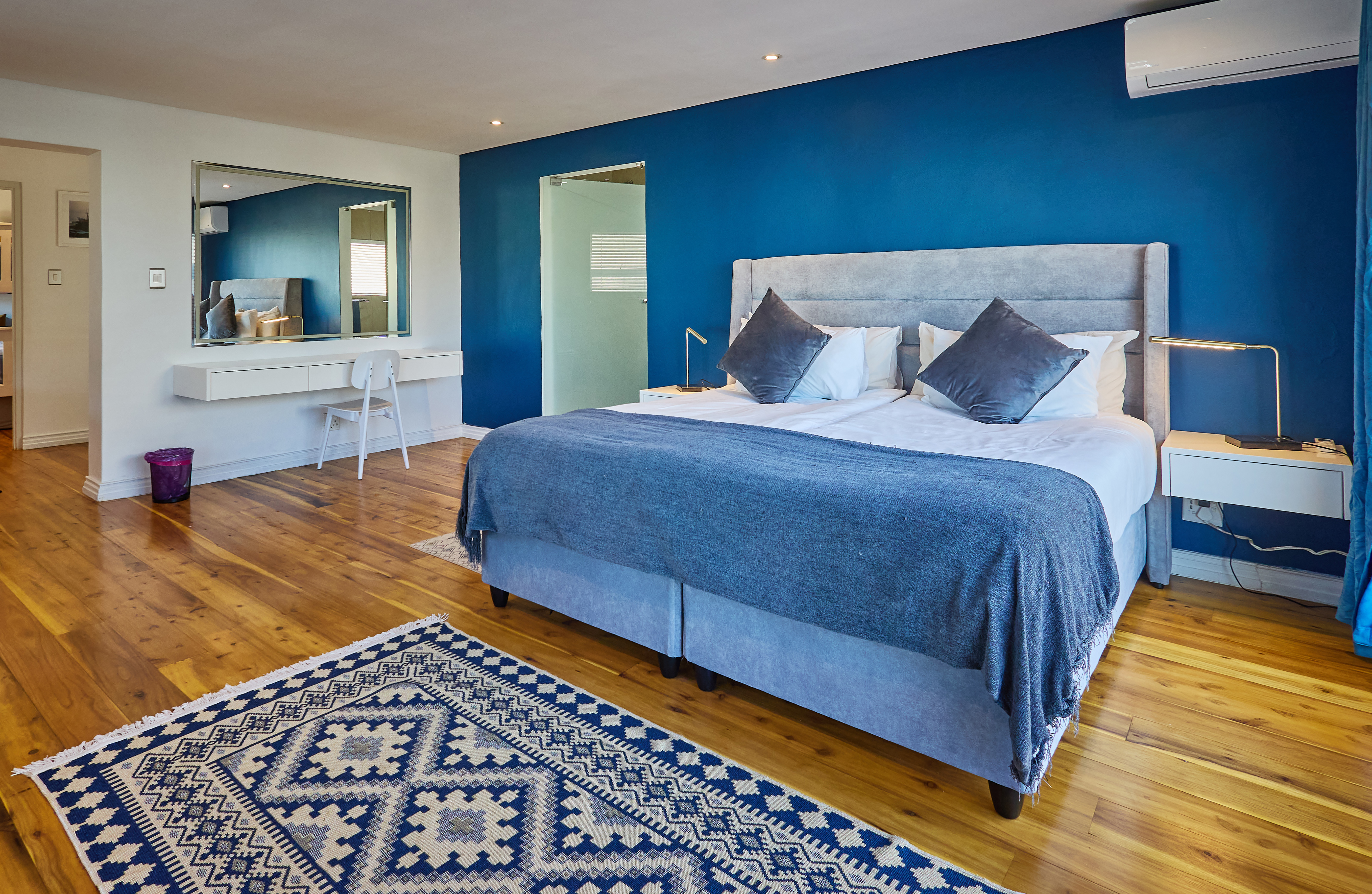 Double or Twin King Bed One Bedroom 