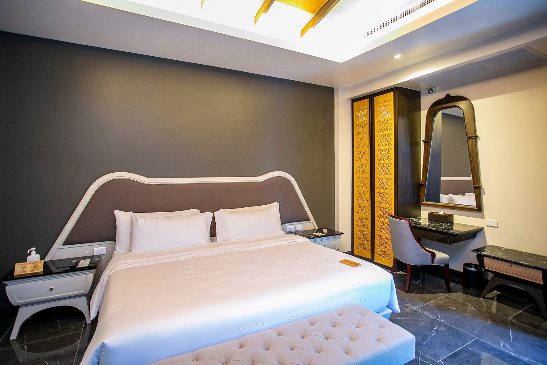 Room King Bed with Jacuzzi