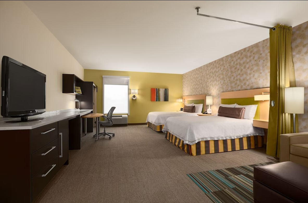 Studio Two Queen Beds