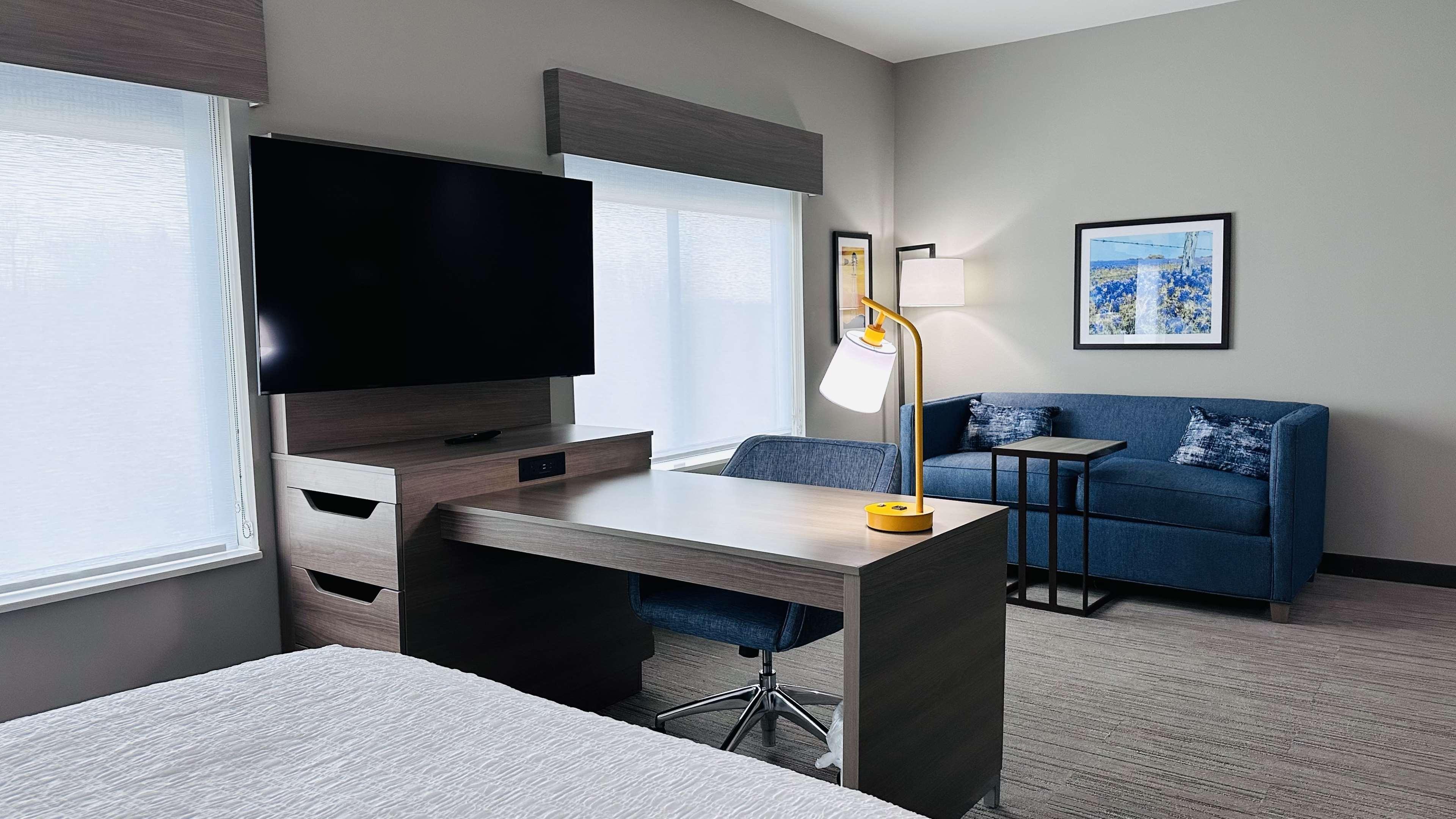 Studio Accessible King Size Bed