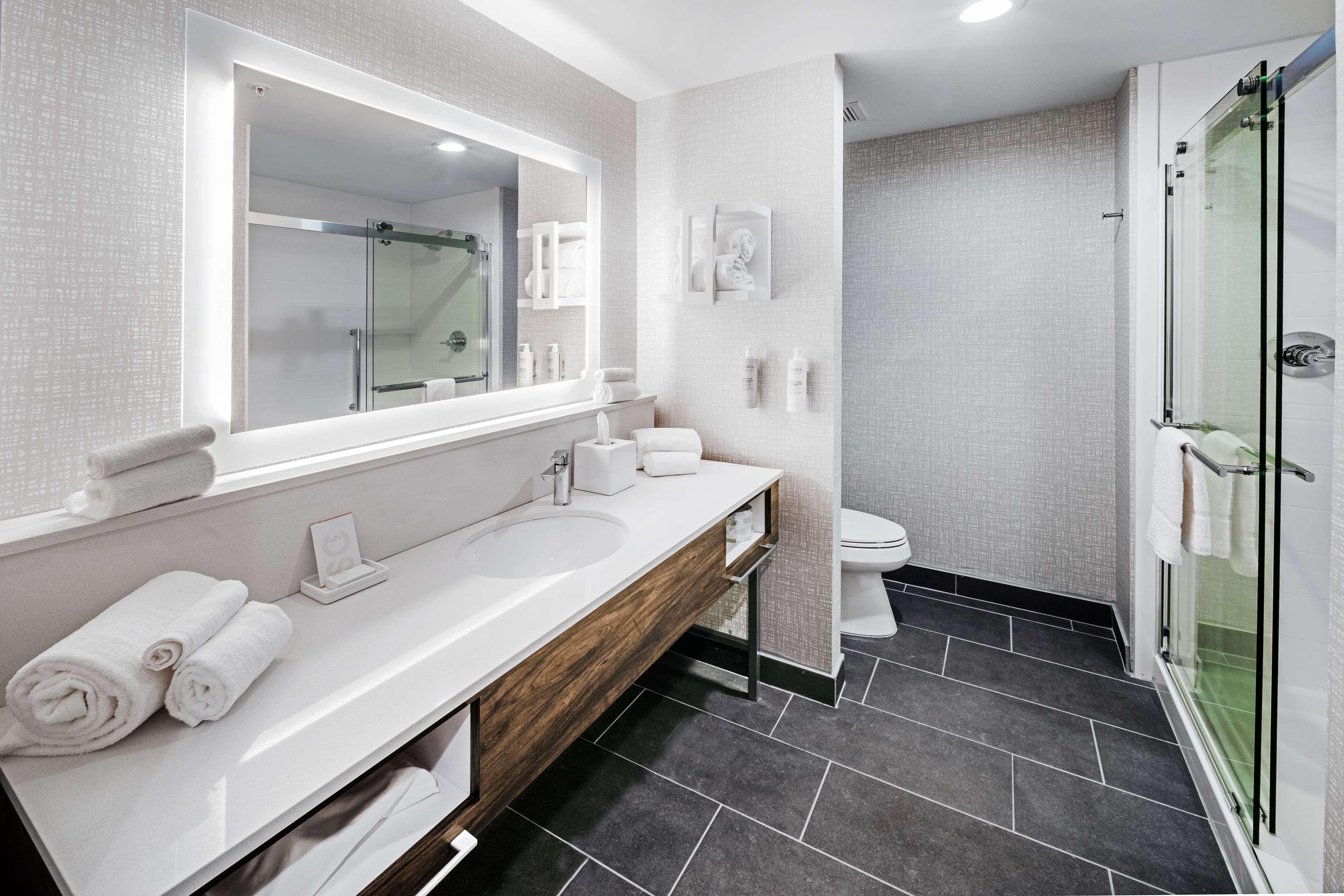 Studio Accessible King Size Bed