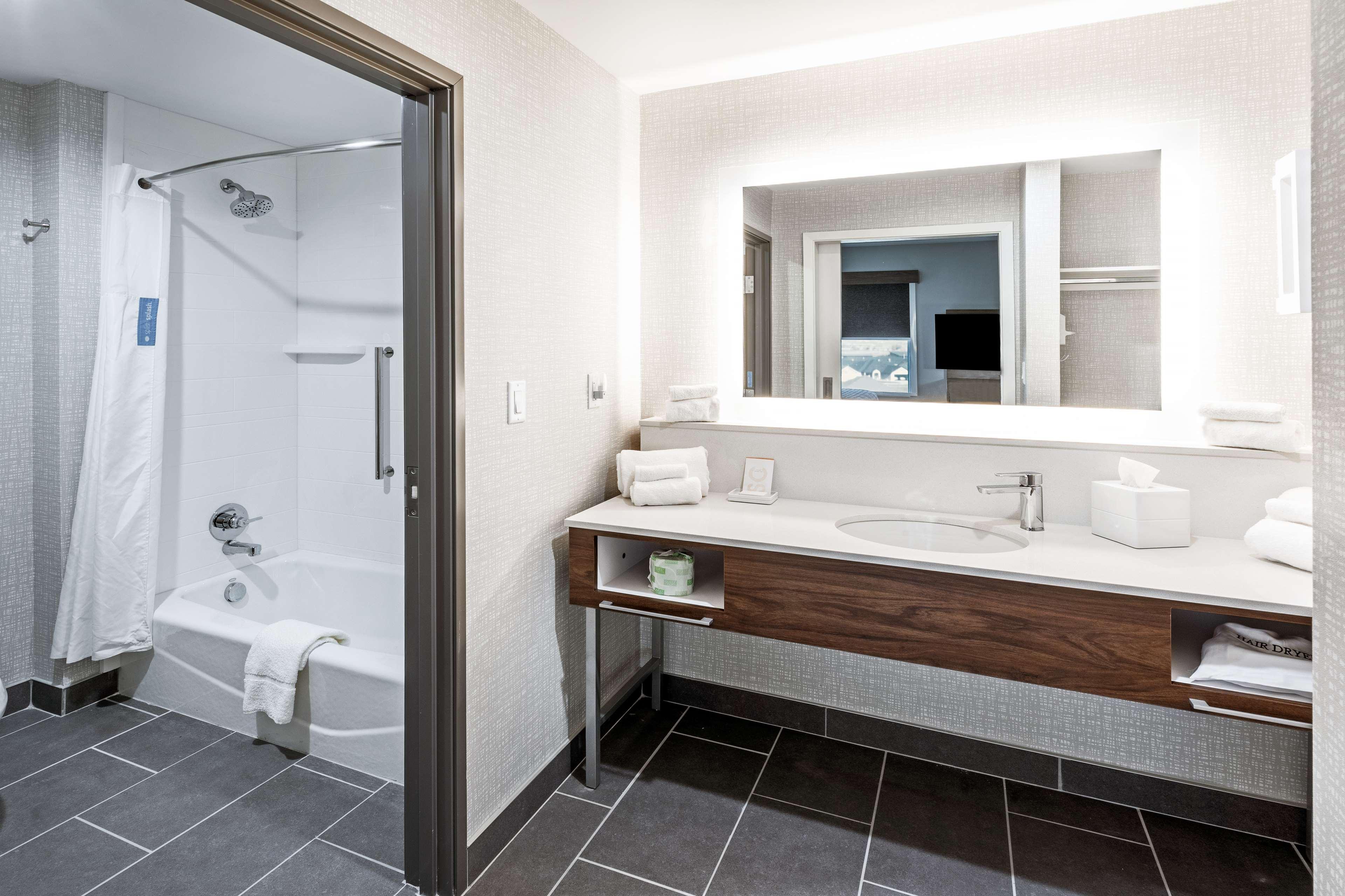 Studio Accessible King Size Bed