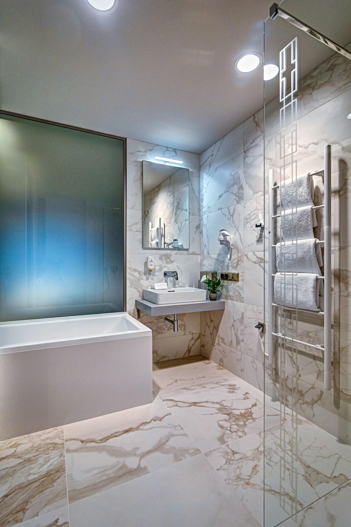 Studio Queen Size Bed