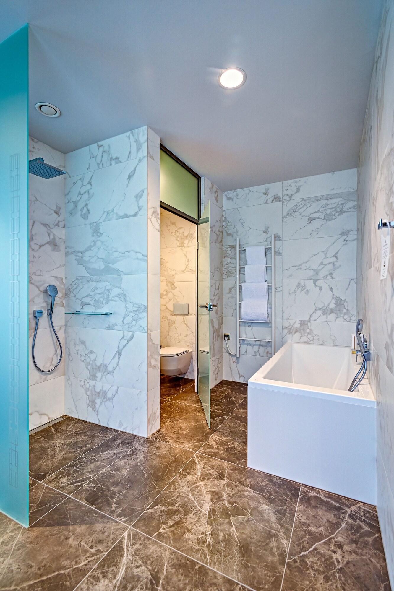 Studio Premium Queen Bed