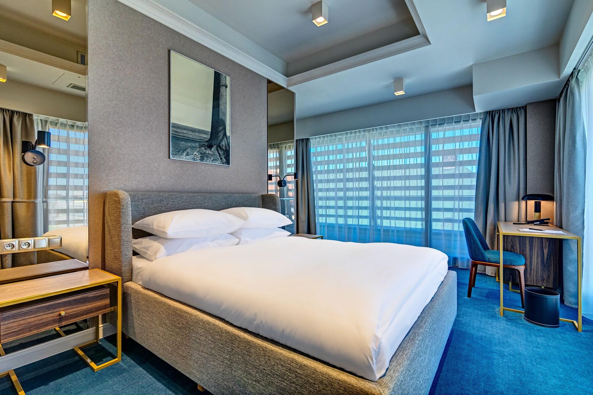 Studio Premium Queen Bed