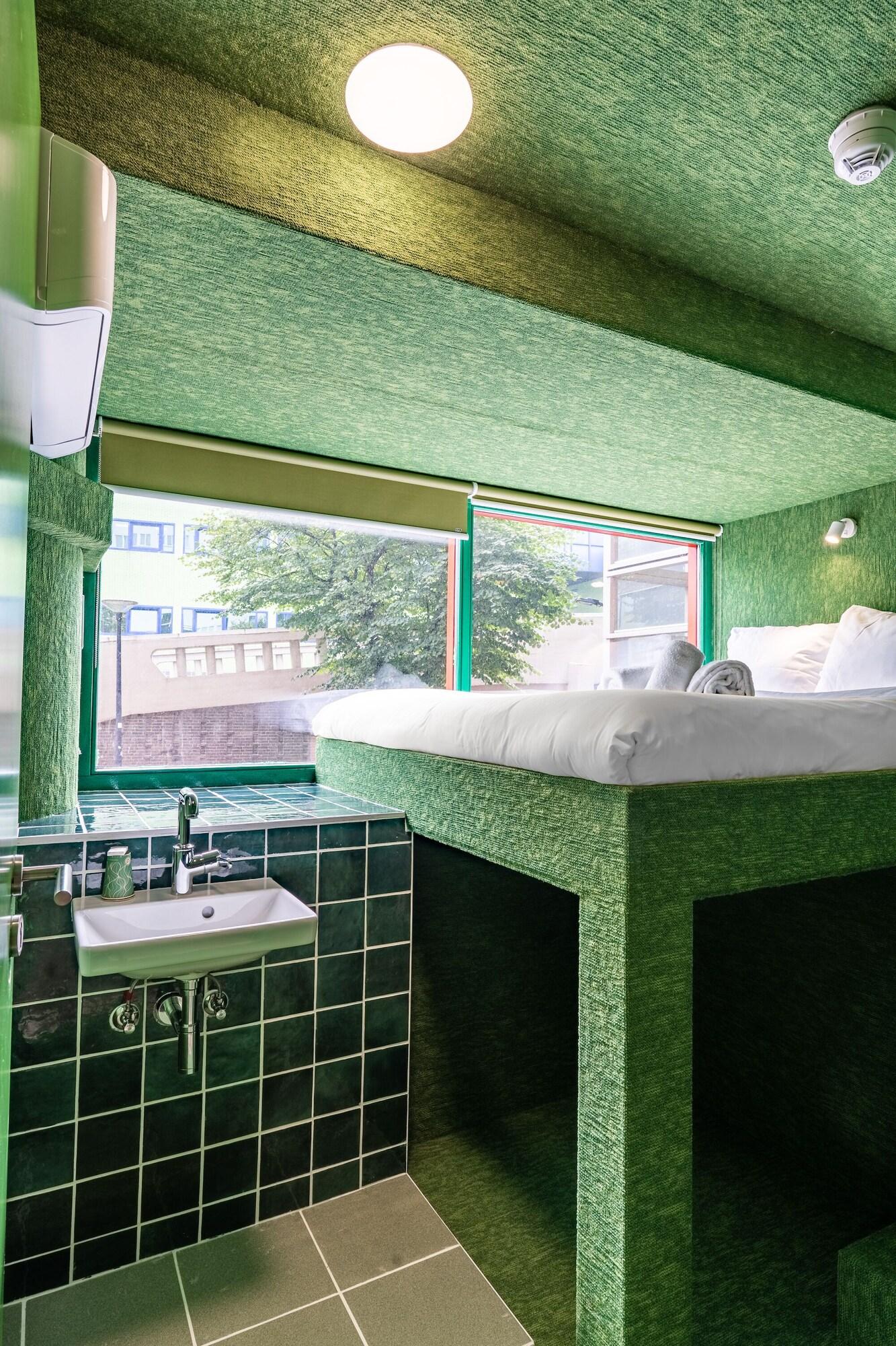 Double Shared Internal Bathroom