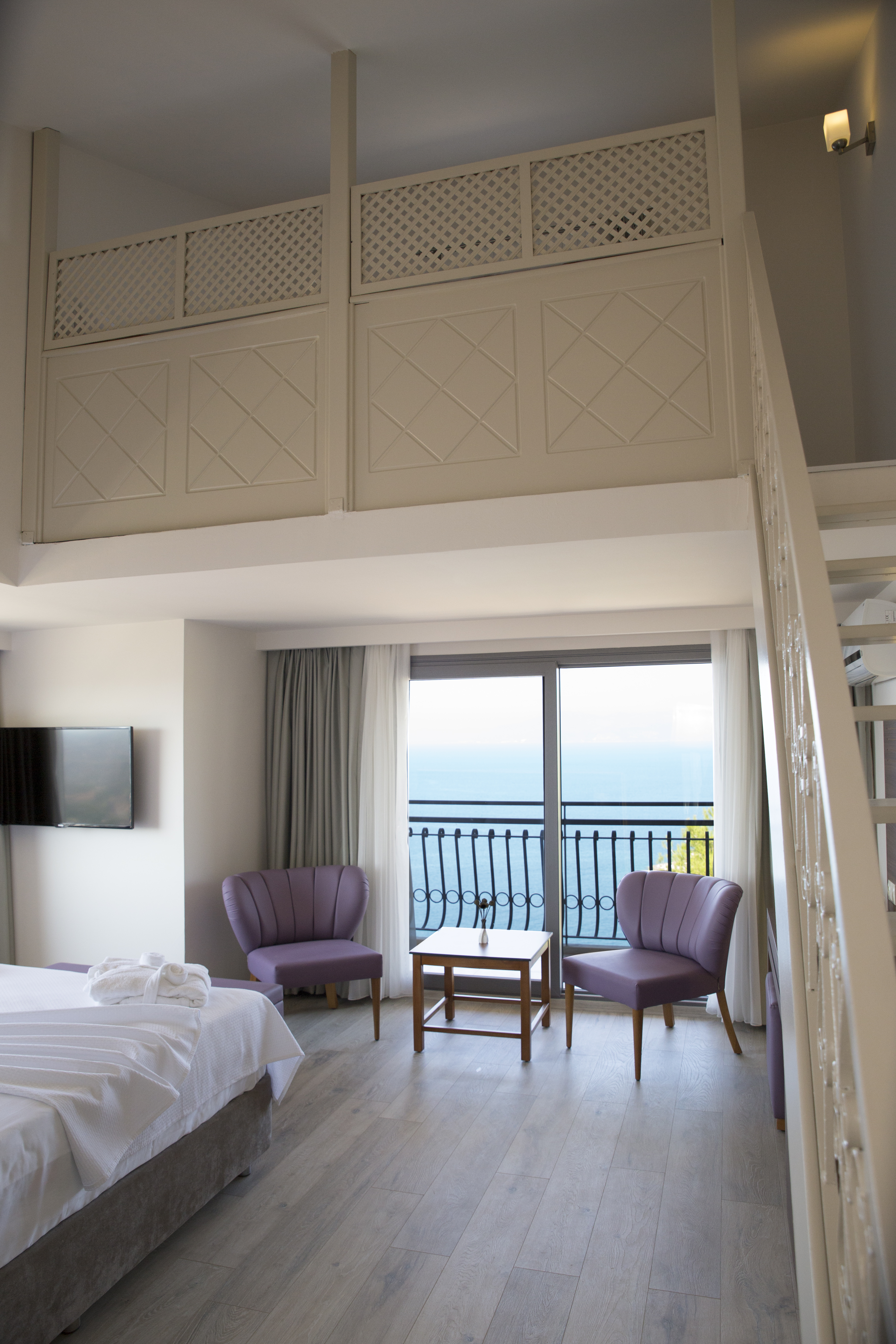 Suite Deluxe Pool View