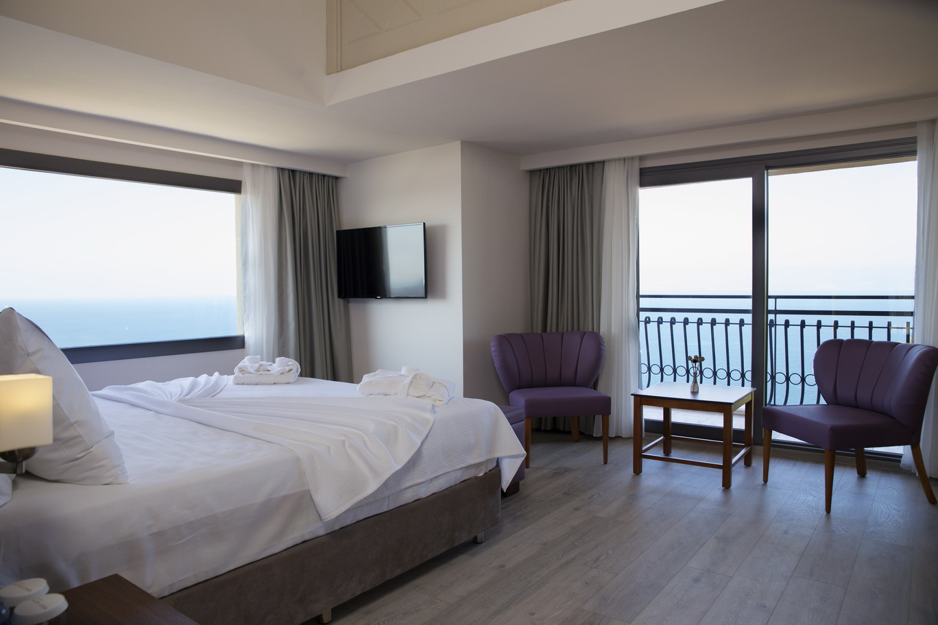 Suite Deluxe Pool View