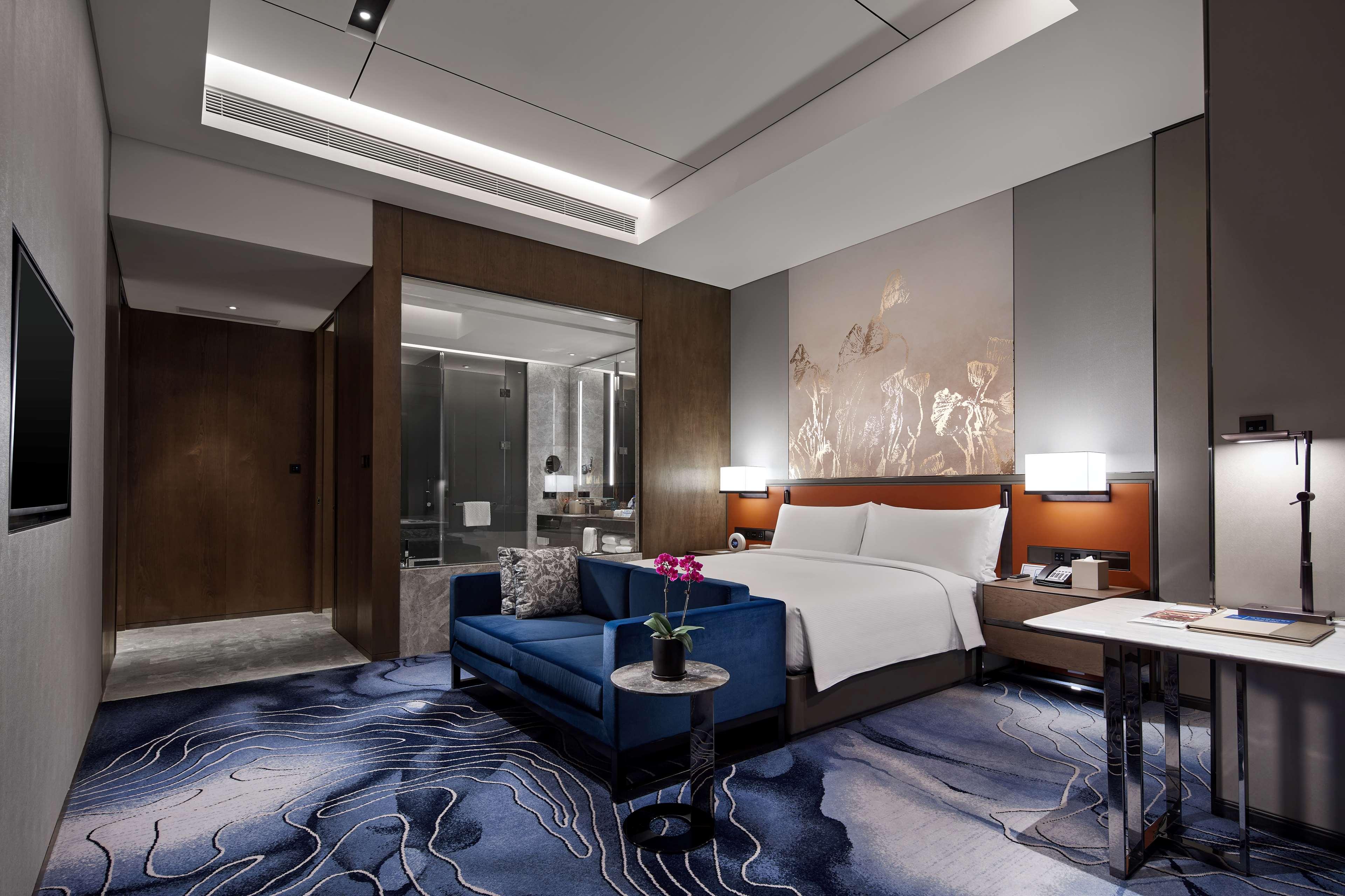 Suite Deluxe King Bed