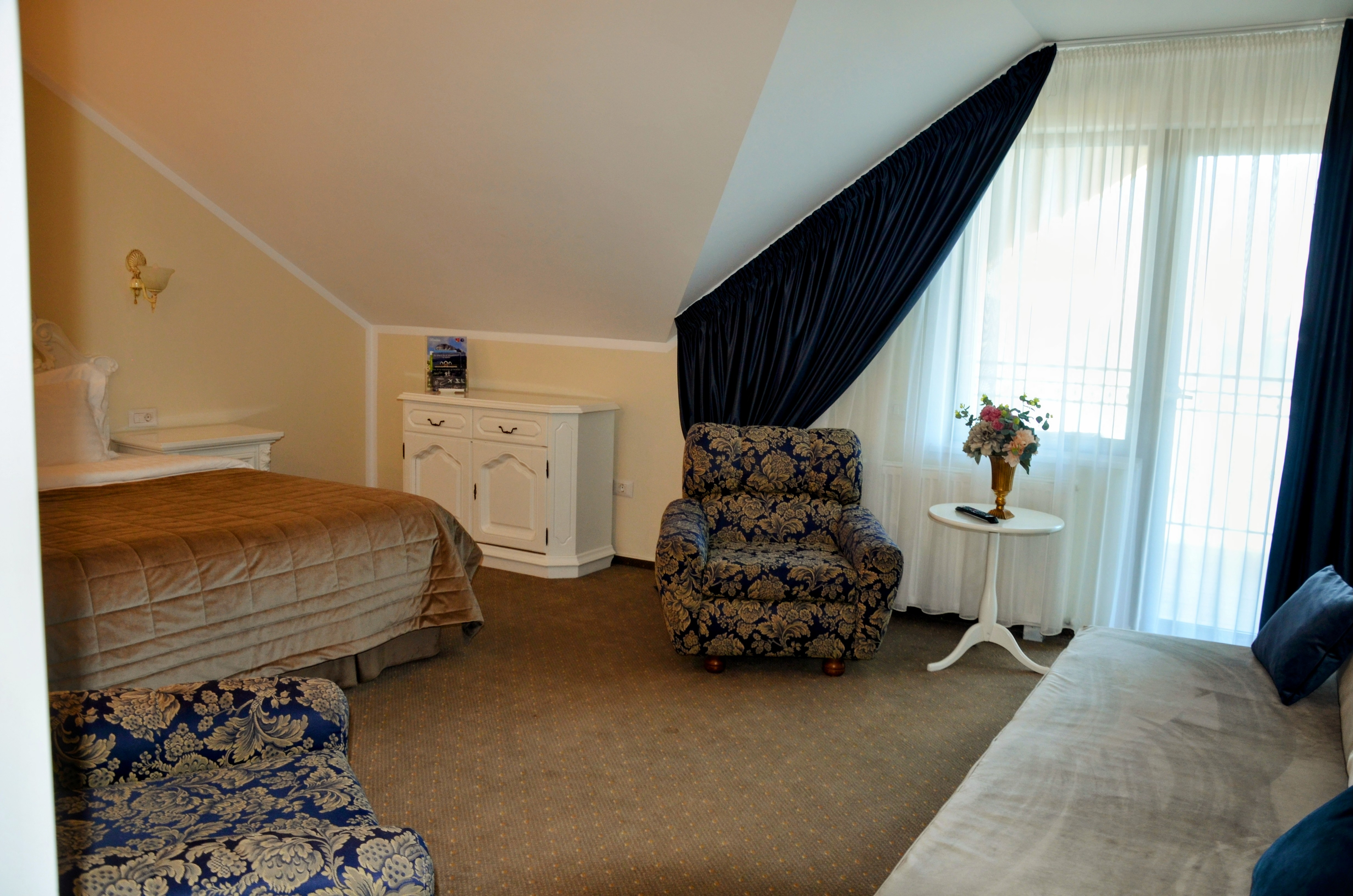 Double Deluxe One Bed