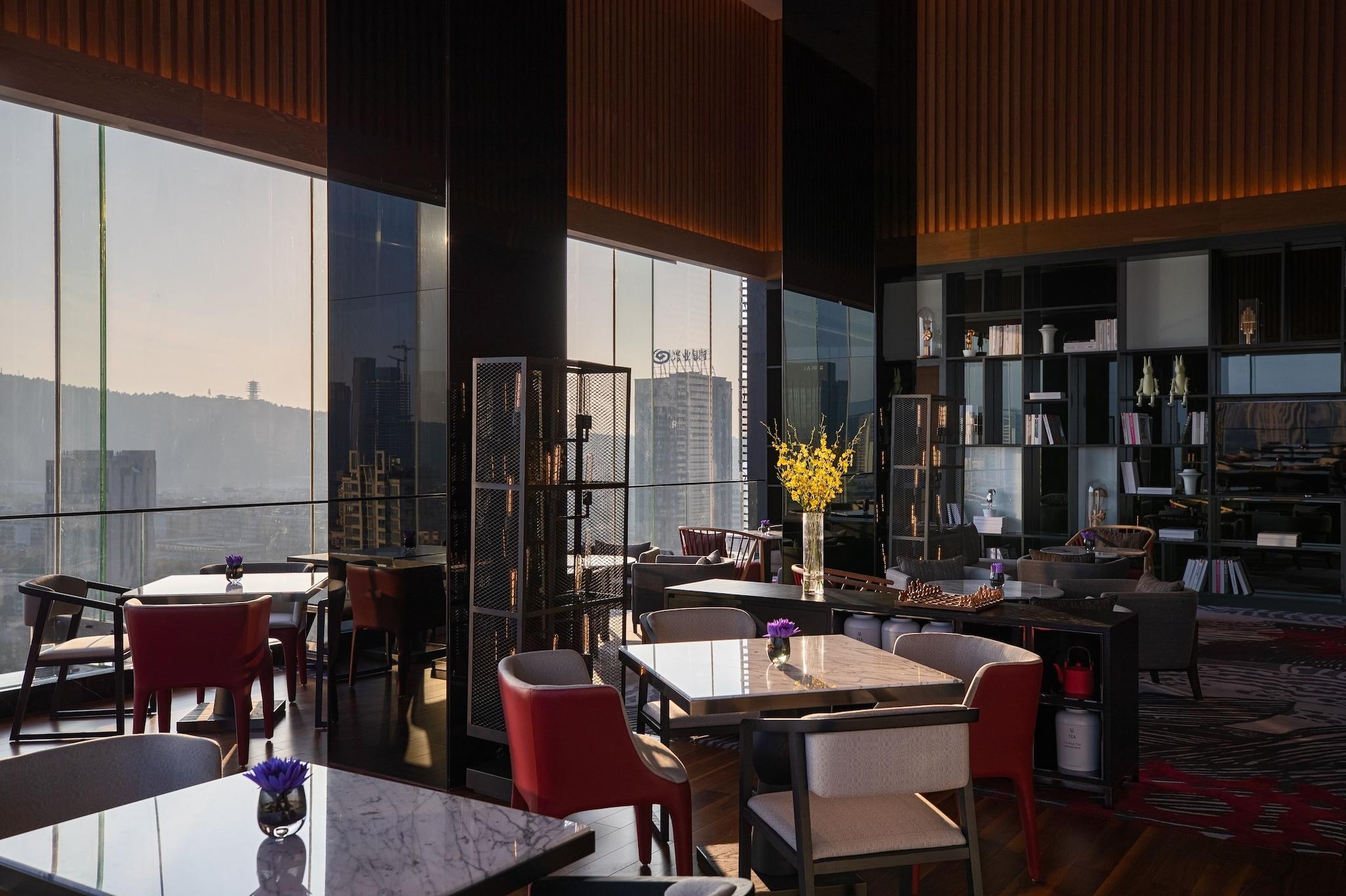 Suite Club City View