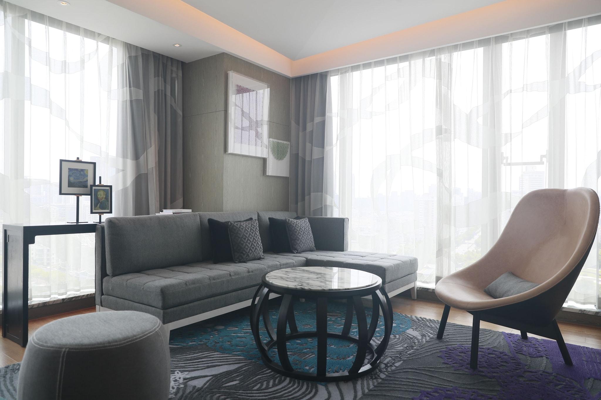 Suite Club City View