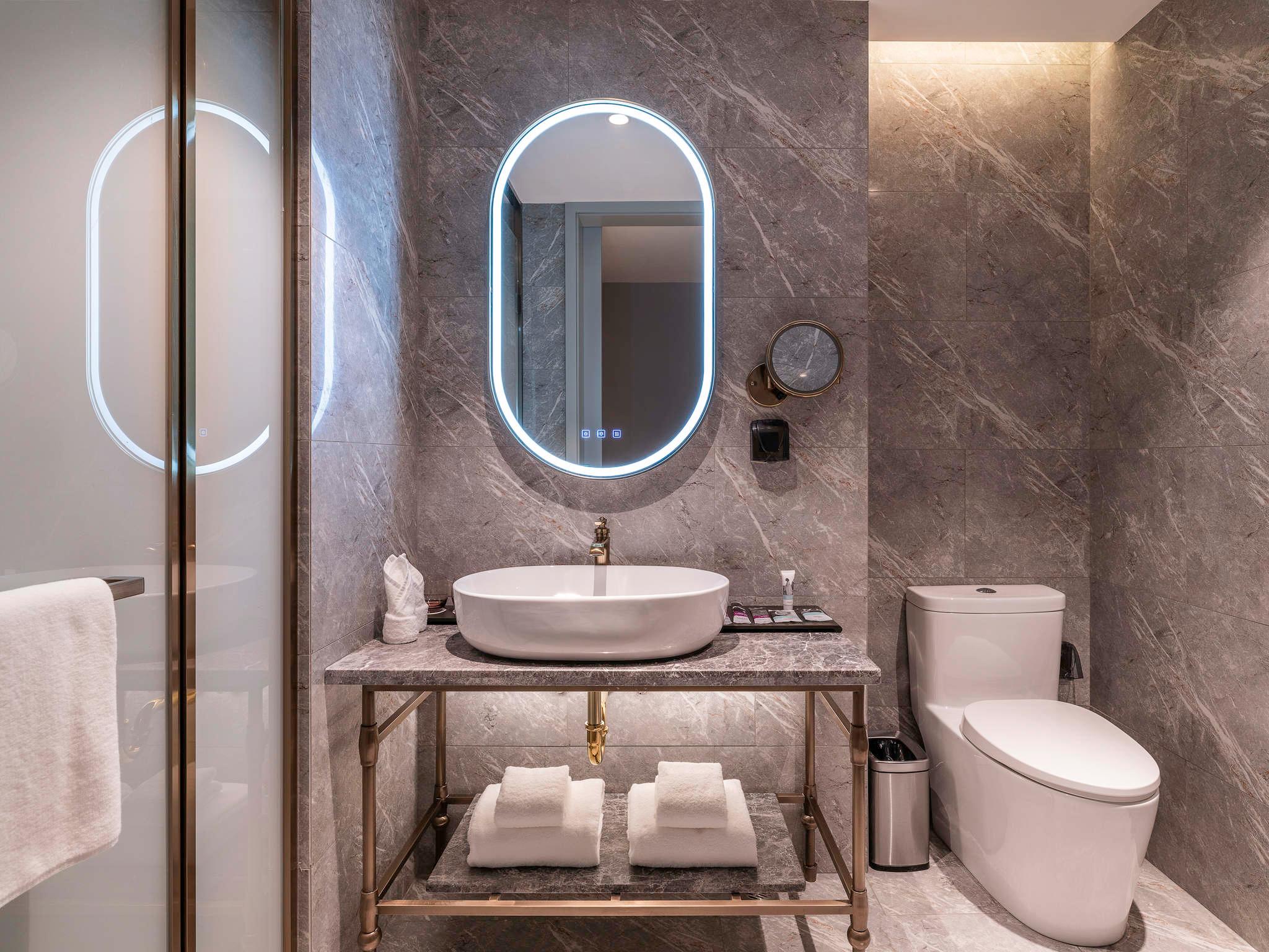 Double Deluxe King Bed