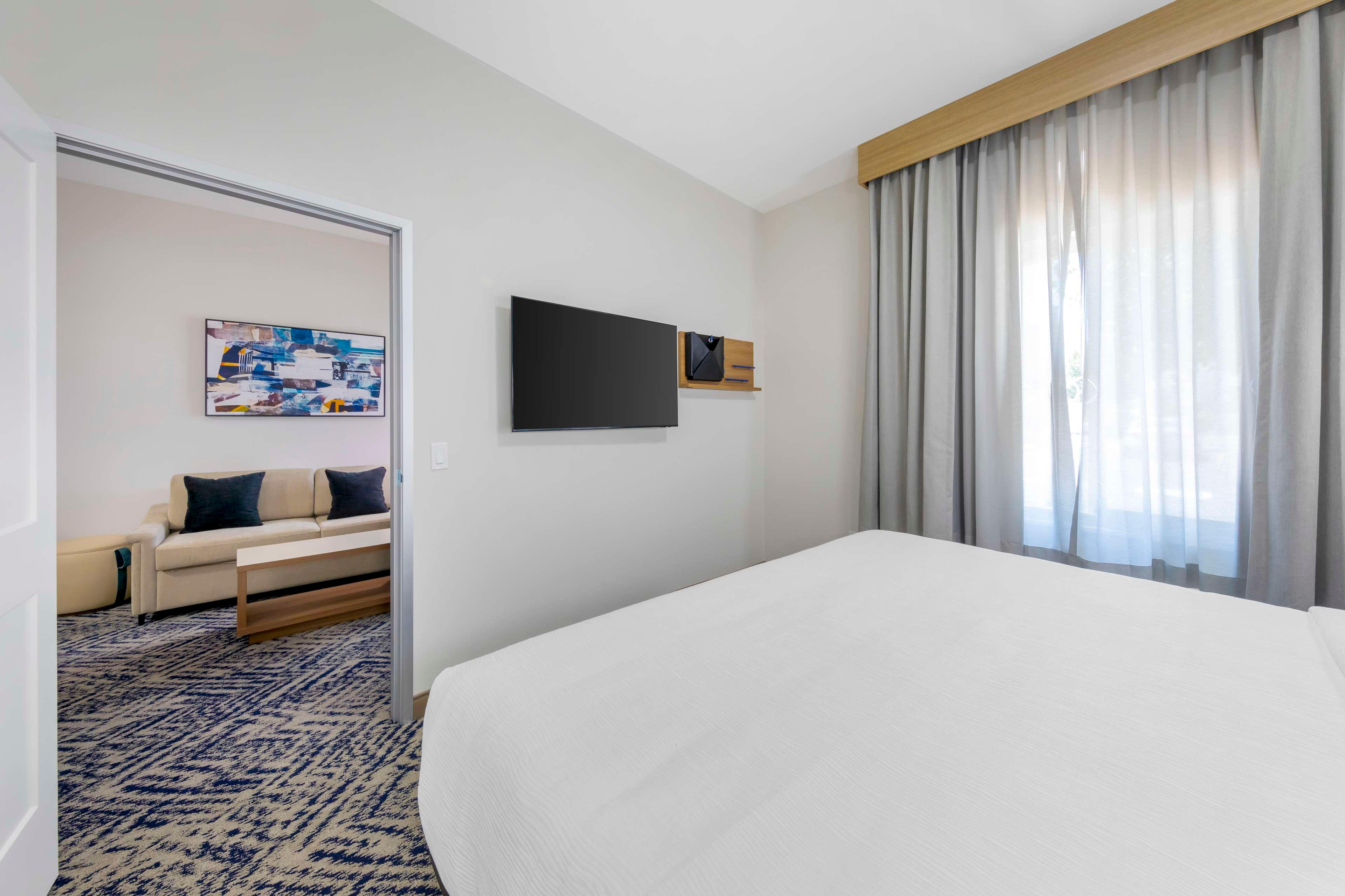 Suite Accessible King Size Bed