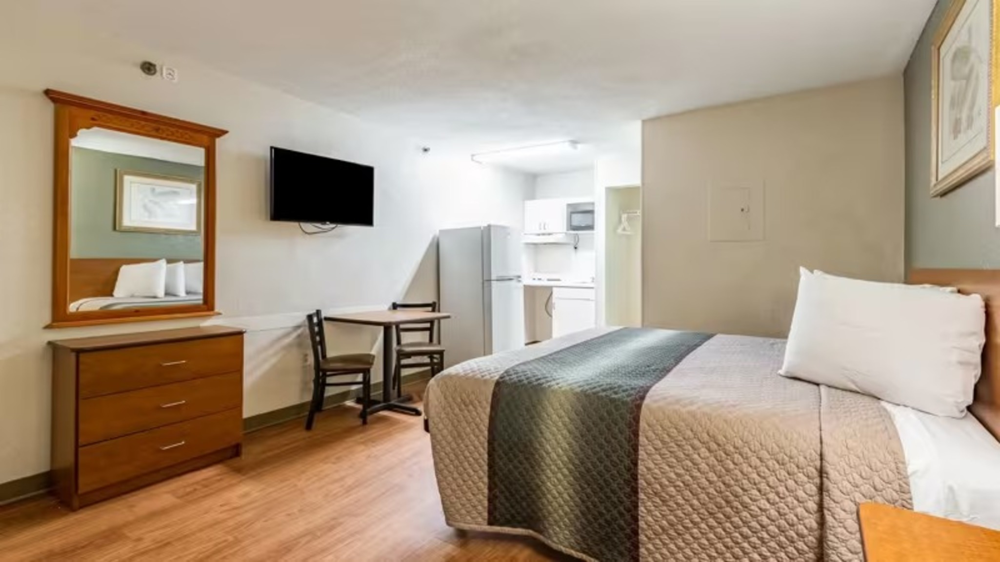 Studio King Bed Smoking