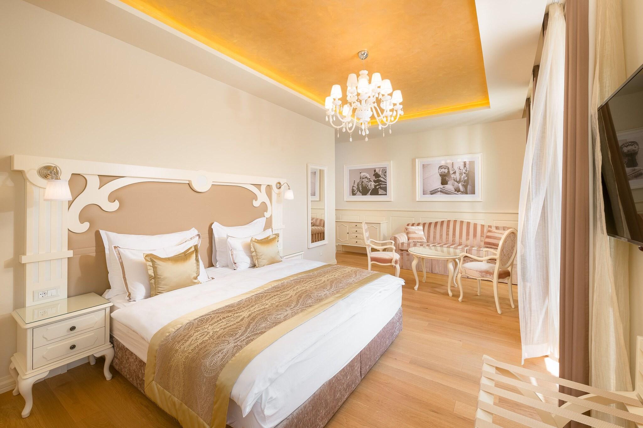 Double Deluxe City View King Bed