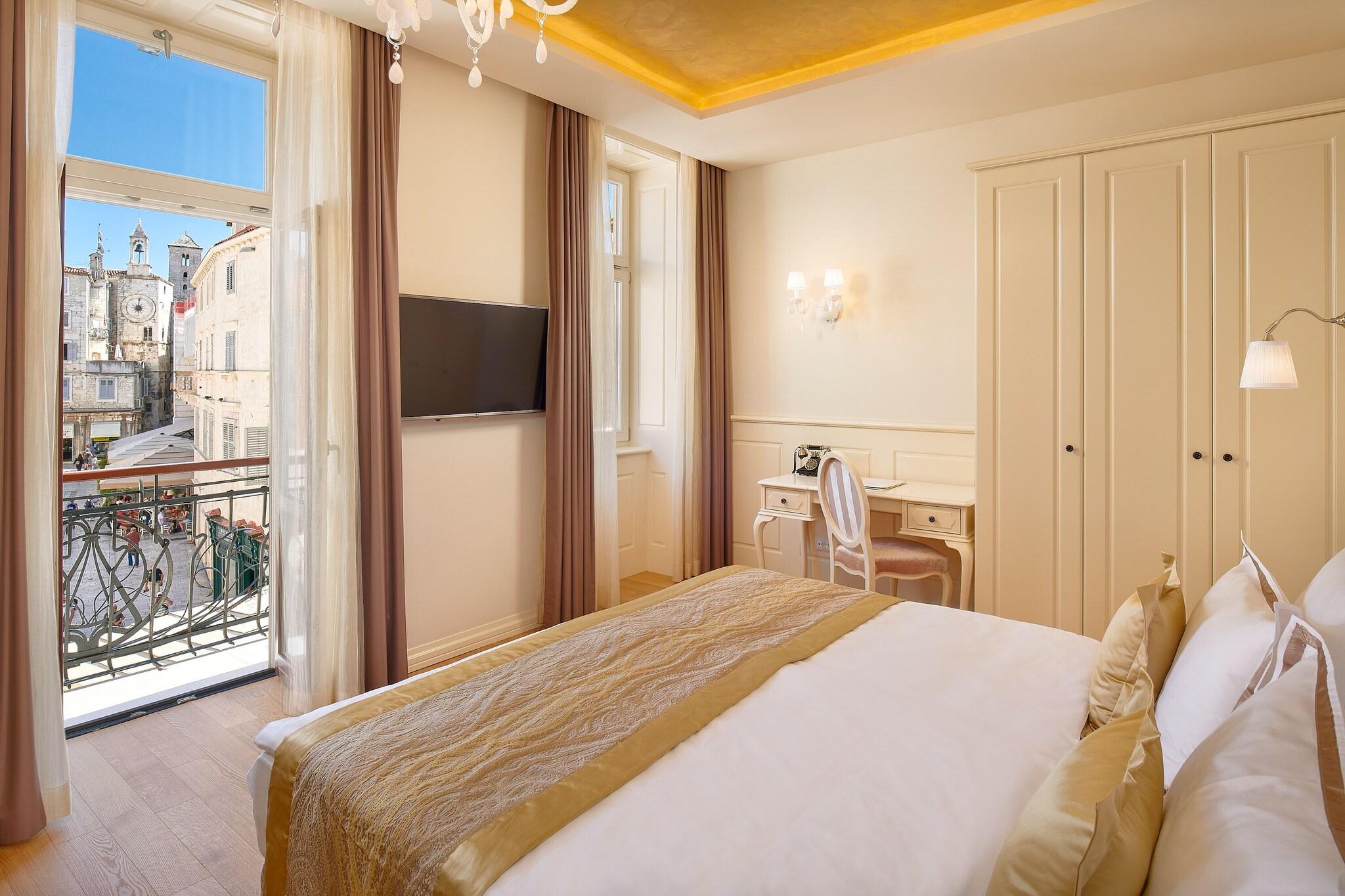 Double Deluxe City View King Bed