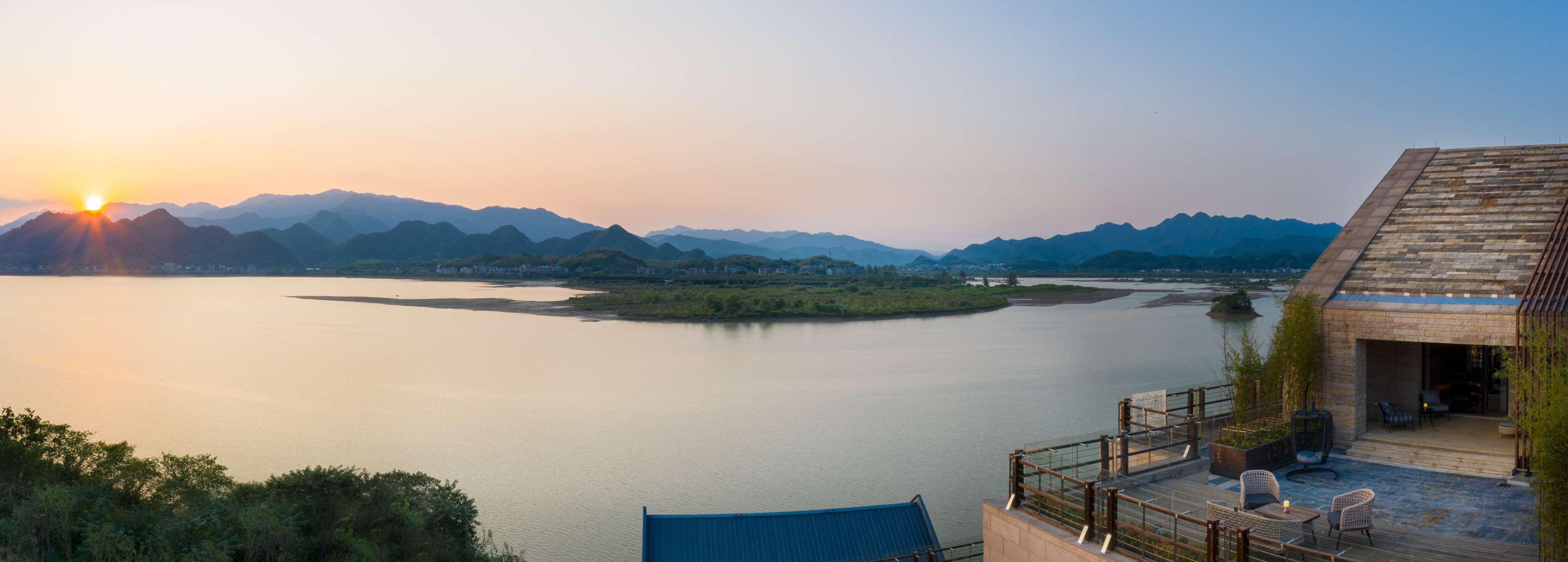 Suite Deluxe King Bed