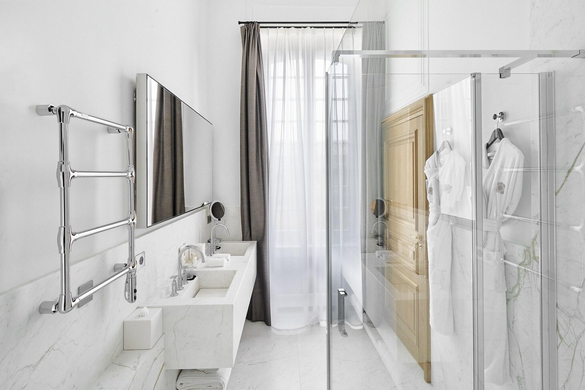 Double Classic Queen Bed