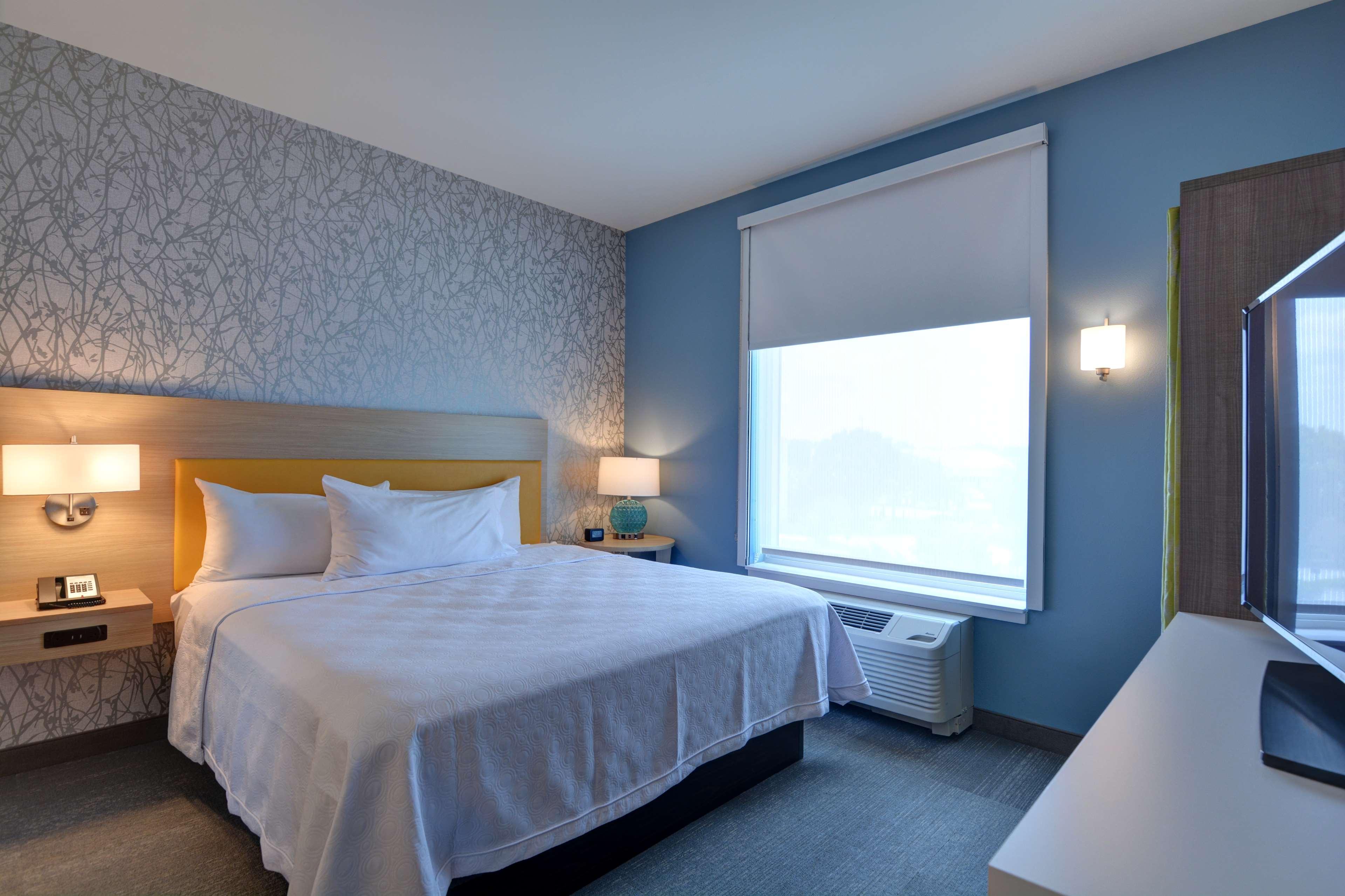 Studio Accessible King Size Bed