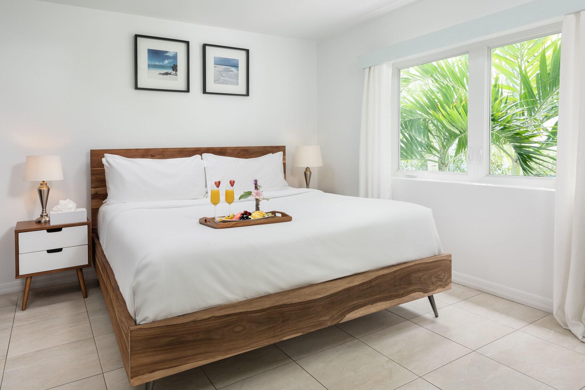 Suite Pool View King Bed