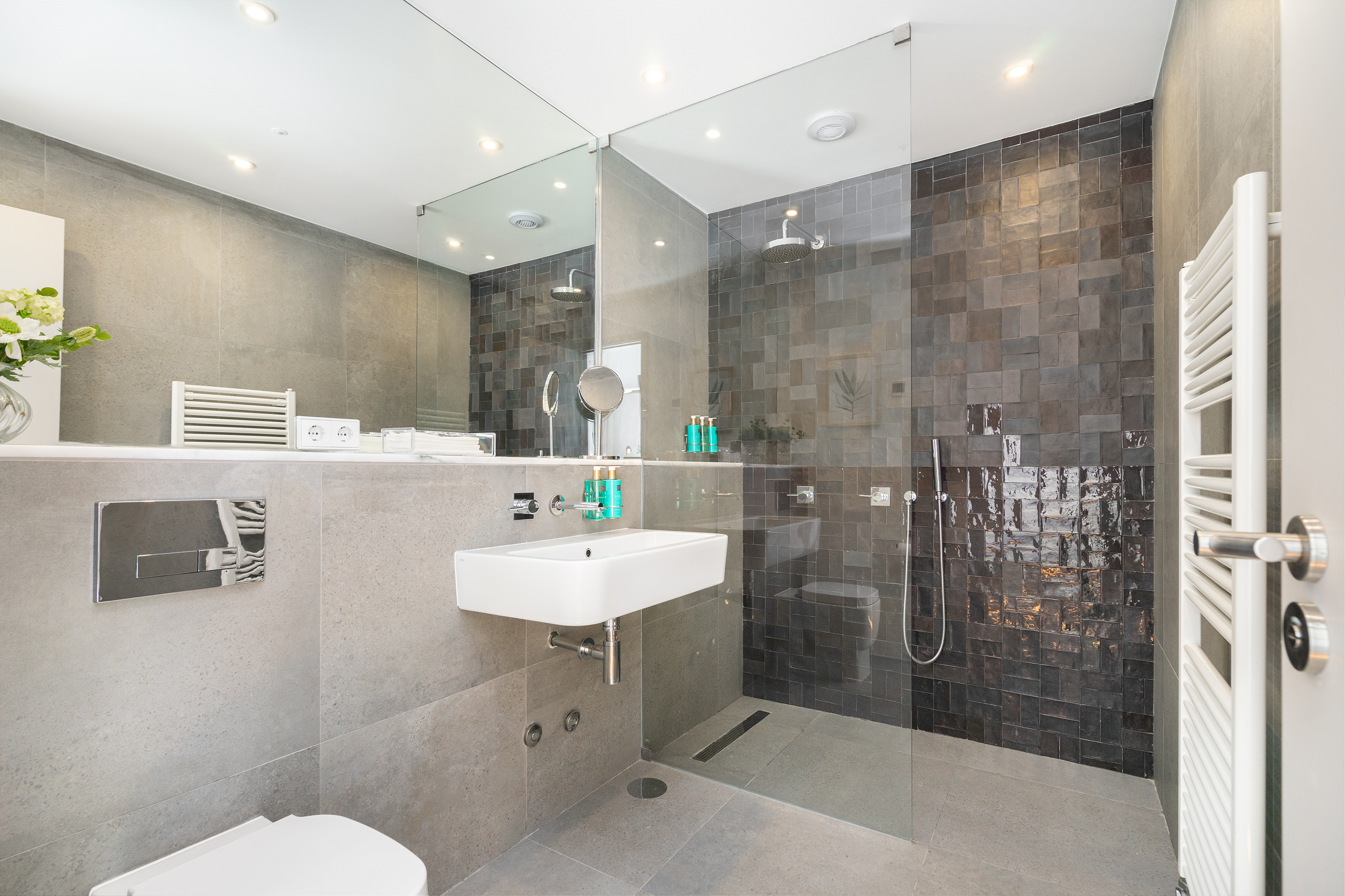 Home Eight Bedrooms with More Than Three Bathrooms