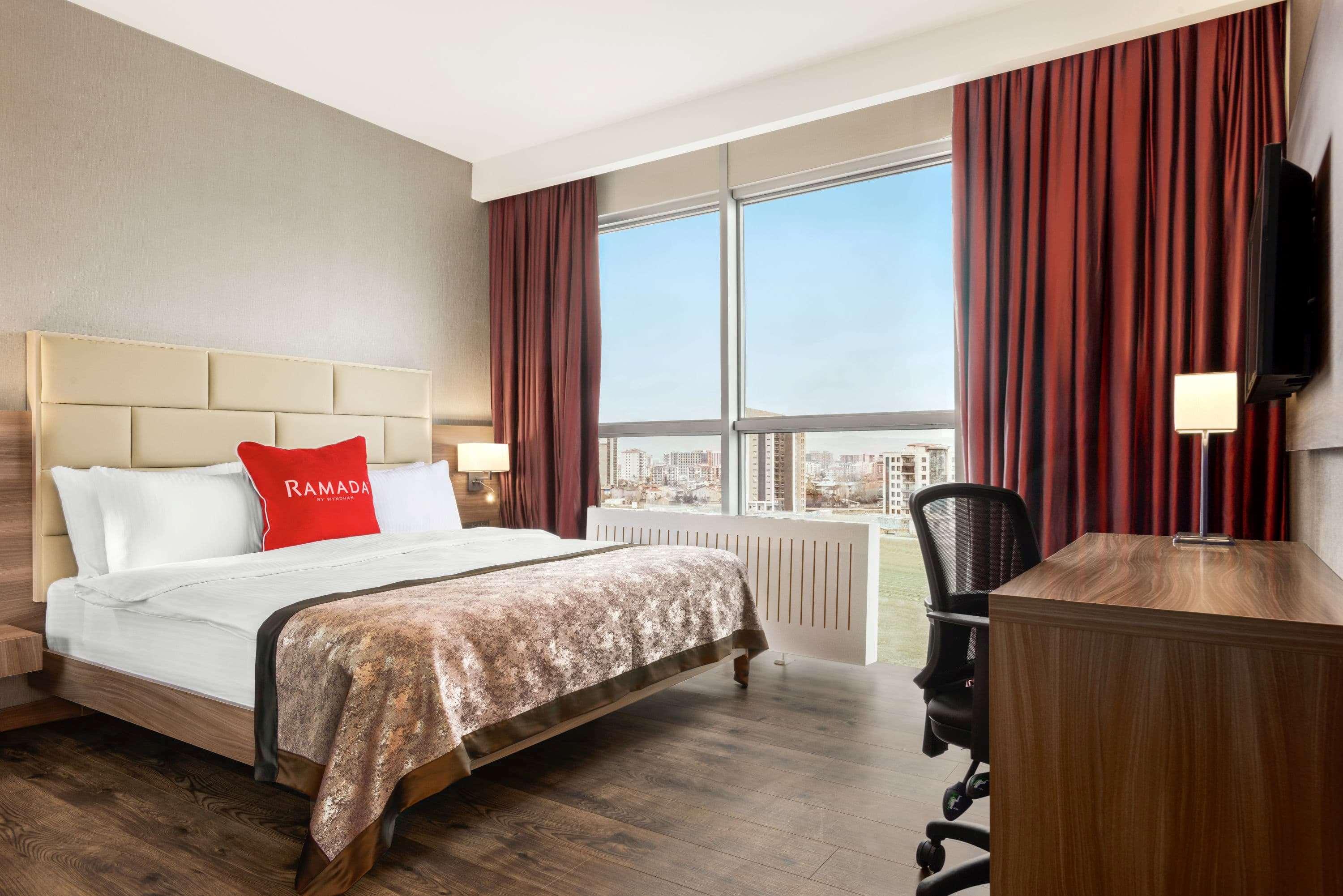 Suite Queen Size Bed